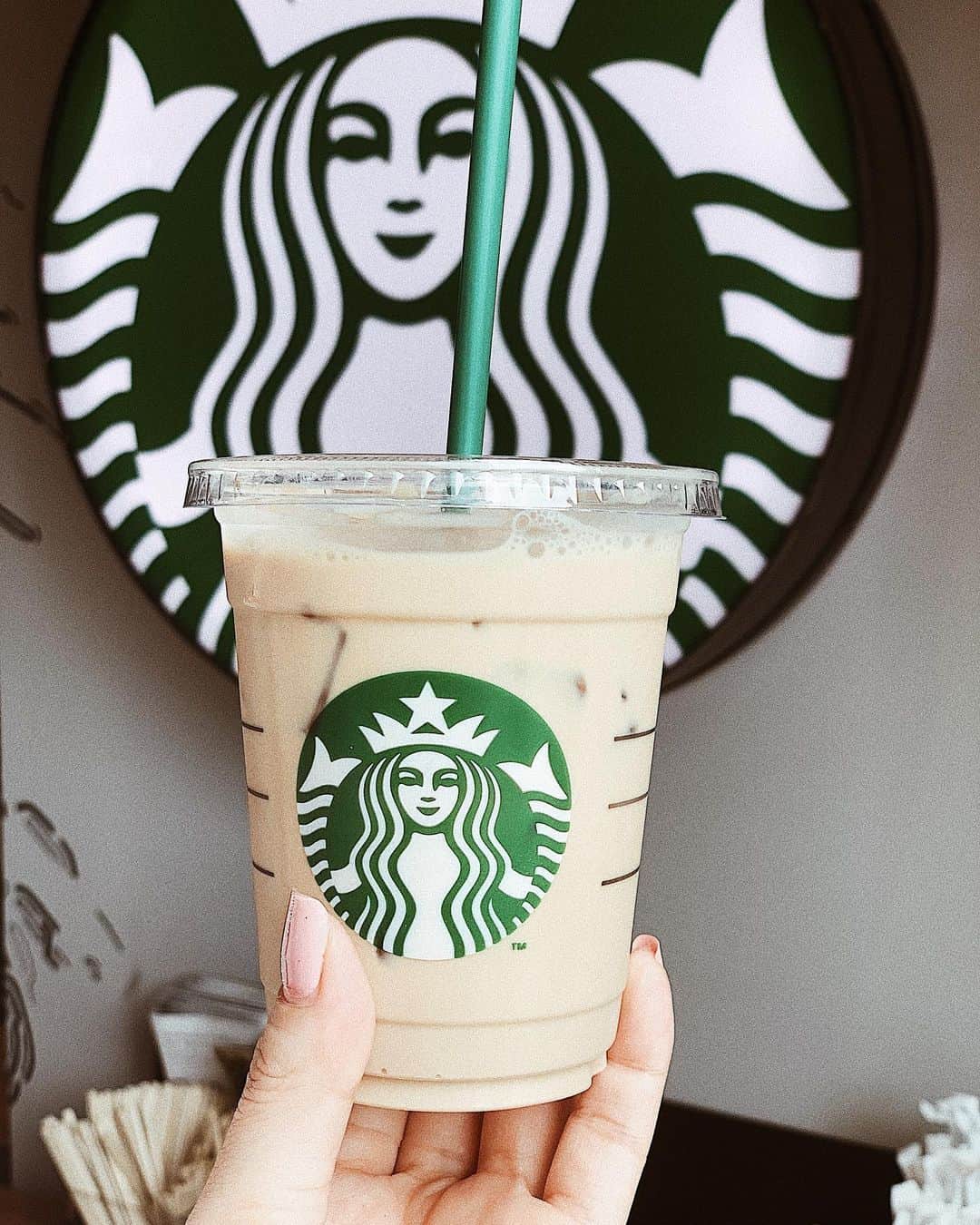 のインスタグラム：「the インスタって感じ。（笑）  この季節はアイスのソイラテをよく飲む🥤  #スタバ #スターバックス #starbucks #アイス  #ソイラテ #アイスコーヒー #icecoffee」