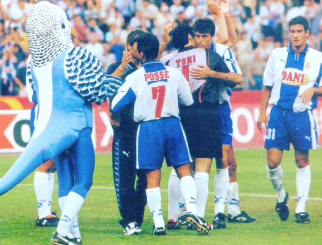 アルベルト・ロポさんのインスタグラム写真 - (アルベルト・ロポInstagram)「Año 1999 ..... 19 añitos mi tercer partido con el @rcdespanyol y clasificados para la intertoto!! Grandes recuerdos con grandes jugadores @martinposse7 @quiquedelucas #tonijimenez#nando」6月20日 16時09分 - albertolopo