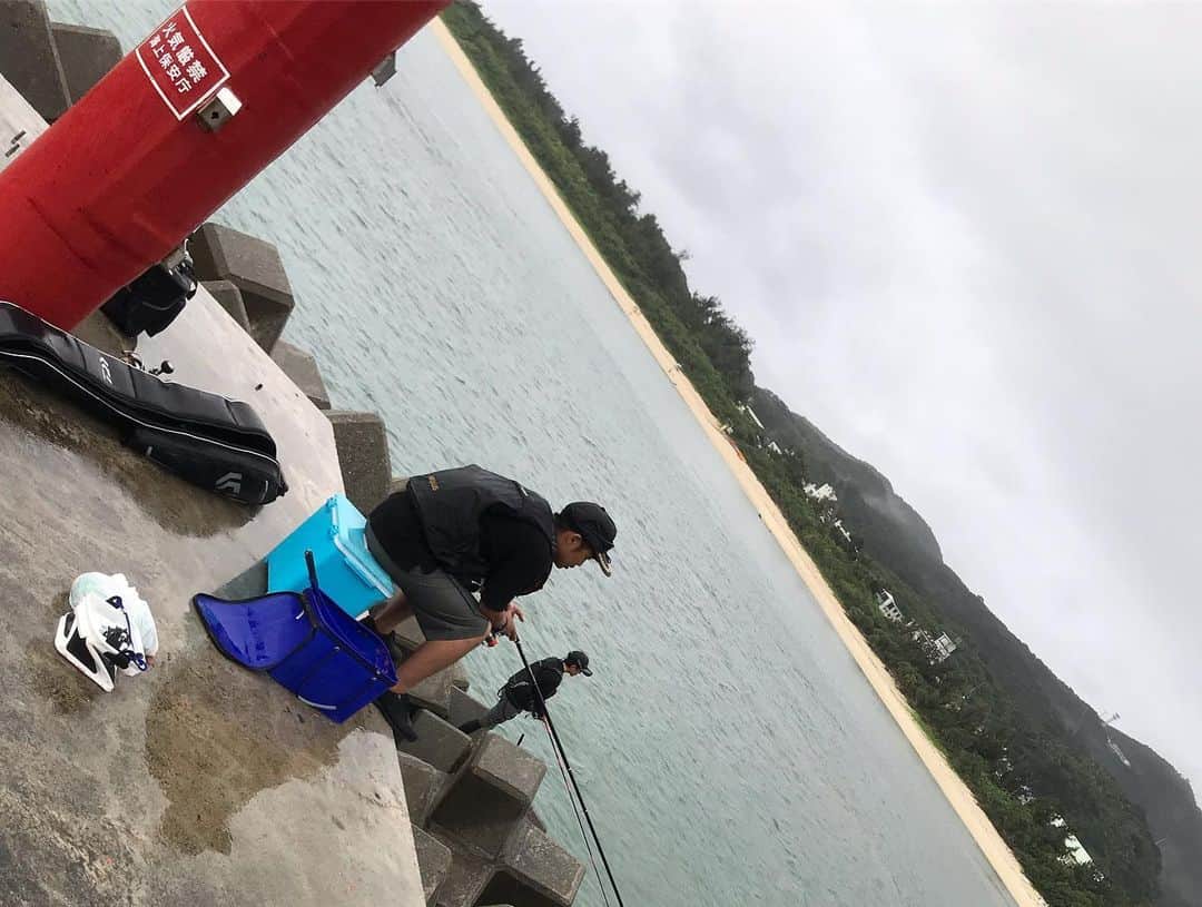 キャンヒロユキさんのインスタグラム写真 - (キャンヒロユキInstagram)「雨の中、船で阿嘉島の阿嘉一枚文字に渡してもらって今日も釣り。ずぶ濡れだけど楽しかった。 そして帰ってきたのにまだ釣りをやっとる。好きねー。  今日は本島に戻ったらひとりで飲みに行こうかなー。その前に船揺れそう。」6月20日 16時12分 - kiyancan