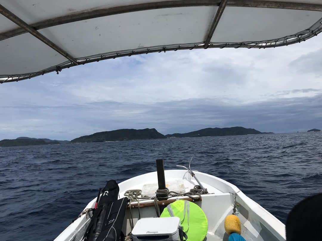 キャンヒロユキさんのインスタグラム写真 - (キャンヒロユキInstagram)「雨の中、船で阿嘉島の阿嘉一枚文字に渡してもらって今日も釣り。ずぶ濡れだけど楽しかった。 そして帰ってきたのにまだ釣りをやっとる。好きねー。  今日は本島に戻ったらひとりで飲みに行こうかなー。その前に船揺れそう。」6月20日 16時12分 - kiyancan