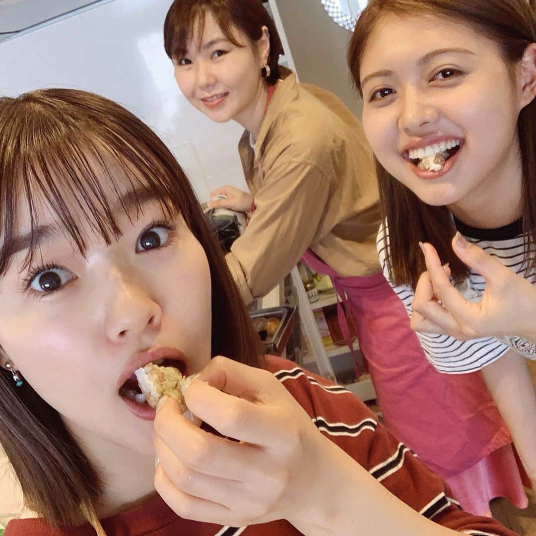 猪鼻ちひろさんのインスタグラム写真 - (猪鼻ちひろInstagram)「🥰🍆🍅🍙🍳🥒🍗🍇﻿ あ〜いい時間だったなぁ﻿ 絵里花ちゃんに誘ってもらって料理教室。﻿ ﻿ プロに習う料理は﻿ 細かい質問が出来て学びもあるし、﻿ 新しい味や盛り付け方に出会わせてもらえて﻿ 心から楽しくて嬉しかった👩🏻👩🏻‍🍳🧒🏻﻿ ﻿ ひととの新しい出逢いも、﻿ オトナになると消極的になりがちだったりもするけれど、﻿ やっぱり何事も一歩踏み出すのとか﻿ やってみよう精神って大事なんだなぁとか﻿ 自分から心を開く大切さとか﻿ そんなことまで考えながら幸せな気持ちで帰りました♡﻿ ﻿ 食いしん坊でよかったーーー❣️❣️❣️﻿ ミン先生ありがとうございました！ #素敵なおうち #インテリア #うつわ﻿ #見ているだけで #わくわく﻿ #料理教室 #というより #最高な女子会←﻿ #揚げたて #つまみ食い #幸せ﻿ #ちひろのごはん」6月20日 16時12分 - inohanachihiro