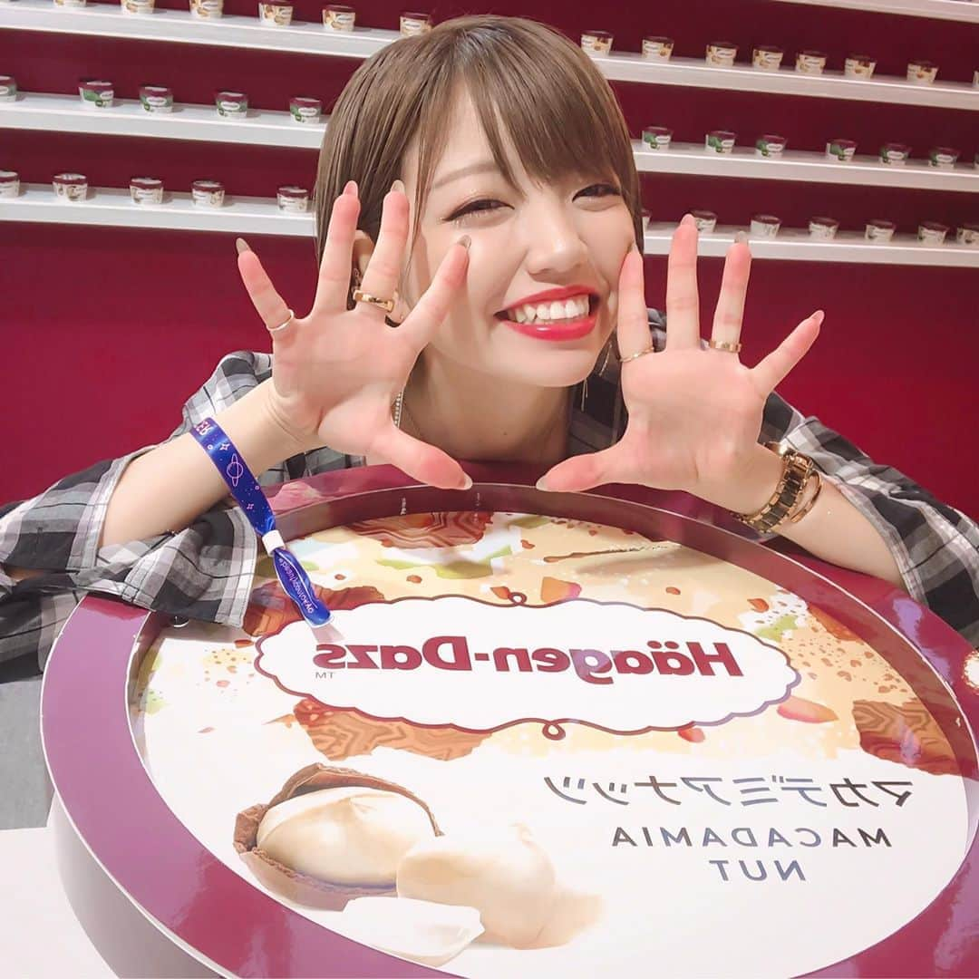 みきでりさんのインスタグラム写真 - (みきでりInstagram)「でっかいハーゲンダッツ😋❤️ ㅤ ㅤ マカデミアナッツ味が大好き🐱💕 でも抹茶もクッキーアンドクリームも大好き！笑 ㅤ ㅤ これからはアイスの季節だね〜🥰🎵 家にたくさんストックさせとかないと！！！笑 ㅤ ㅤ ㅤ ㅤ ㅤ ㅤ ㅤ ㅤ #ハーゲンダッツ #haagendazs #icecream #ショート女子#ショートボブ #ポートレートモデル#サロモ#ボブ#ショートカット#韓国ファッション #ボーイッシュ#ショートヘア #shorthair#夏コーデ#スイーツ #デザート #大人カジュアル #撮影モデル#プチプラコーデ #笑顔 #テイスティング #インフルエンサー #カジュアルコーデ #アイス#マカデミアナッツ #メイク #macadamia #スイーツ巡り」6月20日 16時24分 - mikidelicious