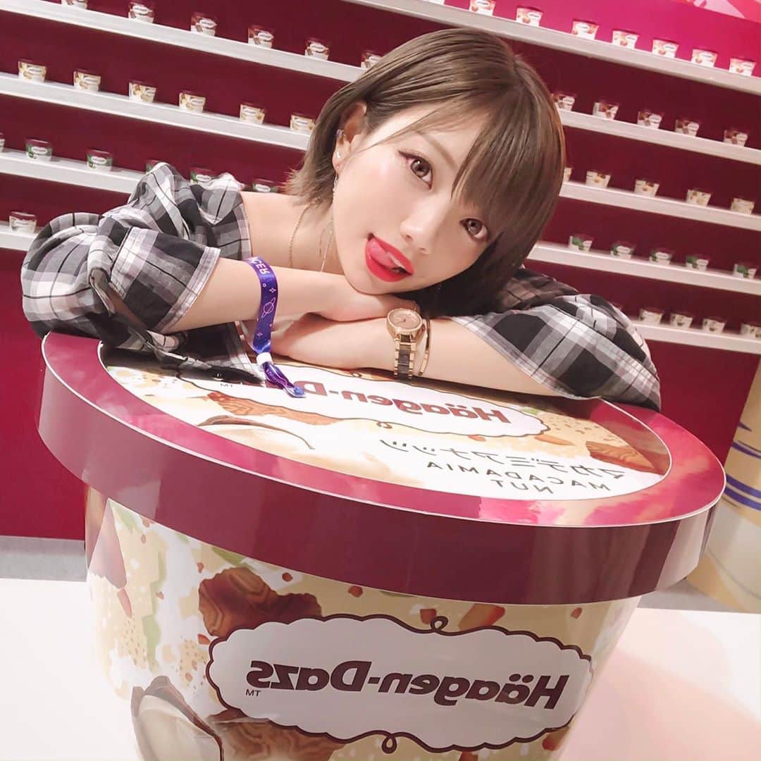 のインスタグラム：「でっかいハーゲンダッツ😋❤️ ㅤ ㅤ マカデミアナッツ味が大好き🐱💕 でも抹茶もクッキーアンドクリームも大好き！笑 ㅤ ㅤ これからはアイスの季節だね〜🥰🎵 家にたくさんストックさせとかないと！！！笑 ㅤ ㅤ ㅤ ㅤ ㅤ ㅤ ㅤ ㅤ #ハーゲンダッツ #haagendazs #icecream #ショート女子#ショートボブ #ポートレートモデル#サロモ#ボブ#ショートカット#韓国ファッション #ボーイッシュ#ショートヘア #shorthair#夏コーデ#スイーツ #デザート #大人カジュアル #撮影モデル#プチプラコーデ #笑顔 #テイスティング #インフルエンサー #カジュアルコーデ #アイス#マカデミアナッツ #メイク #macadamia #スイーツ巡り」