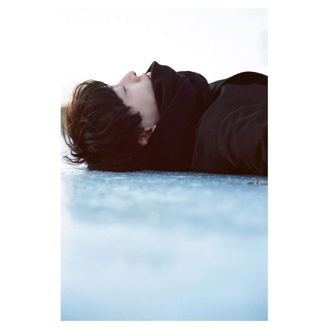 工藤大輝のインスタグラム：「写真集 #彗星 2019,6,28 Release. in 🇳🇱&🇸🇪 Photo: @yoshiharuota Hair&Make up: @akihito_hayami Stylist: @Da_iCE_TAIKI」