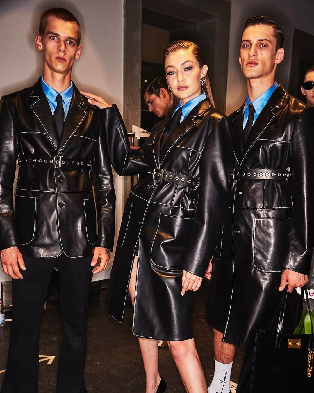 ジャンニヴェルサーチさんのインスタグラム写真 - (ジャンニヴェルサーチInstagram)「In the #VersaceSS20 Collection, tailored outerwear is crafted in supple leather with belted detailing and contrast color stitching. Discover all the looks at the link in bio.」6月20日 16時17分 - versace