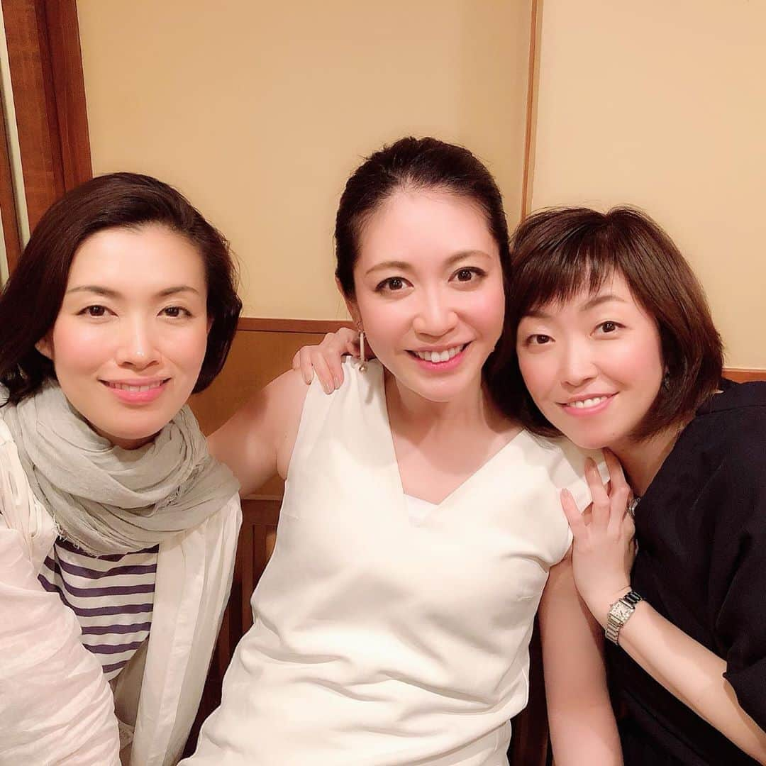 悠未ひろさんのインスタグラム写真 - (悠未ひろInstagram)「そして、ピピンを観劇後 素敵な舞台を観た後は、、、 大好きな人達とお食事でした💕 現役中からずっとお世話になって仲良くさせて頂いている方々と、宙組生と元宙組生と。 元宙組生のみのお写真だけお見せします☺️ #美郷真也 さん#まりえさん #十輝いりす ちゃん#まさこ #髪切って可愛い #悠未ひろ #元宙組 #宝塚og #宙組生 #オーシャンズ11 #頑張れ #観たい #現役時代に戻ったみたいだったなぁ #よく食べ #よく笑い #幸せな時間  #しゃぶしゃぶ #最高 #かにも食べた #食欲に負けて #写真はない」6月20日 16時18分 - hiroyuumitomo