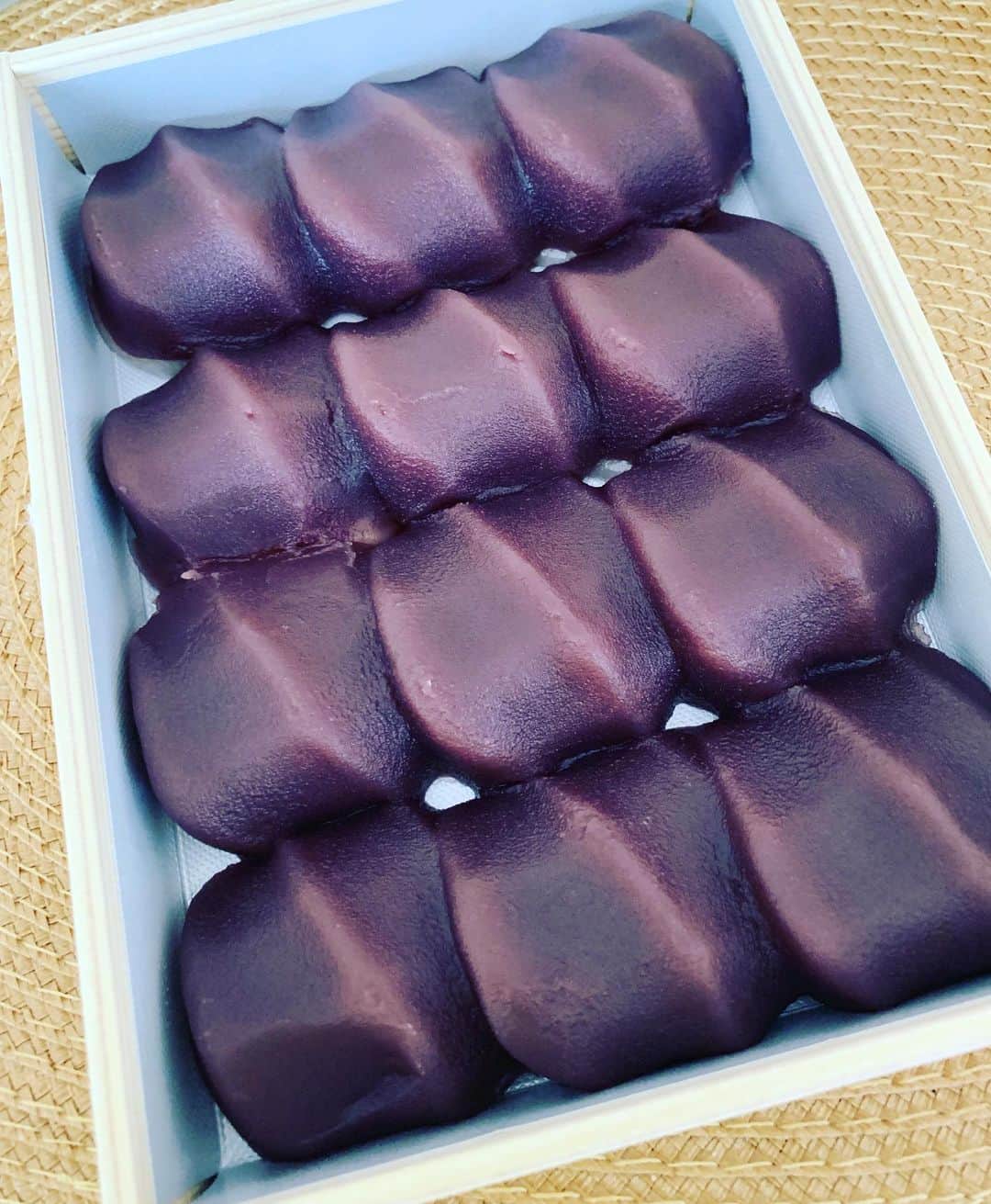 のインスタグラム：「ケイリン選手の 伏見くんから 「赤福」を戴きました♡  #甘くなくて美味❣️ #ありがとう伏見くん #赤福  #中野浩一🚴‍♀️」