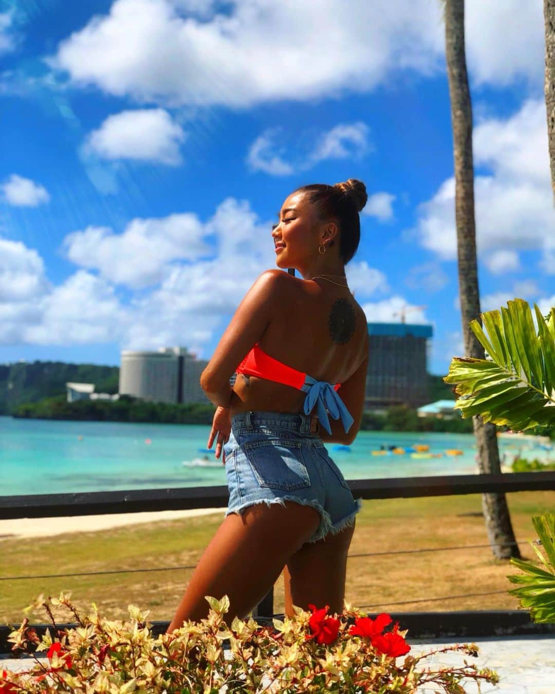 のインスタグラム：「sunshine☀️ #pinkyshake #pinkyshake2019 #guam #trip #tumon #tumonbeach #bikini #bikinigirl #beach #beachgirl #sea #suntan #summer #summergirl  #tan #tangirl #tannedskin #sunkissed #tannedgirl #japanesegirl #asiangirl #kogenatsu #焦げNATSU #こげなつ」