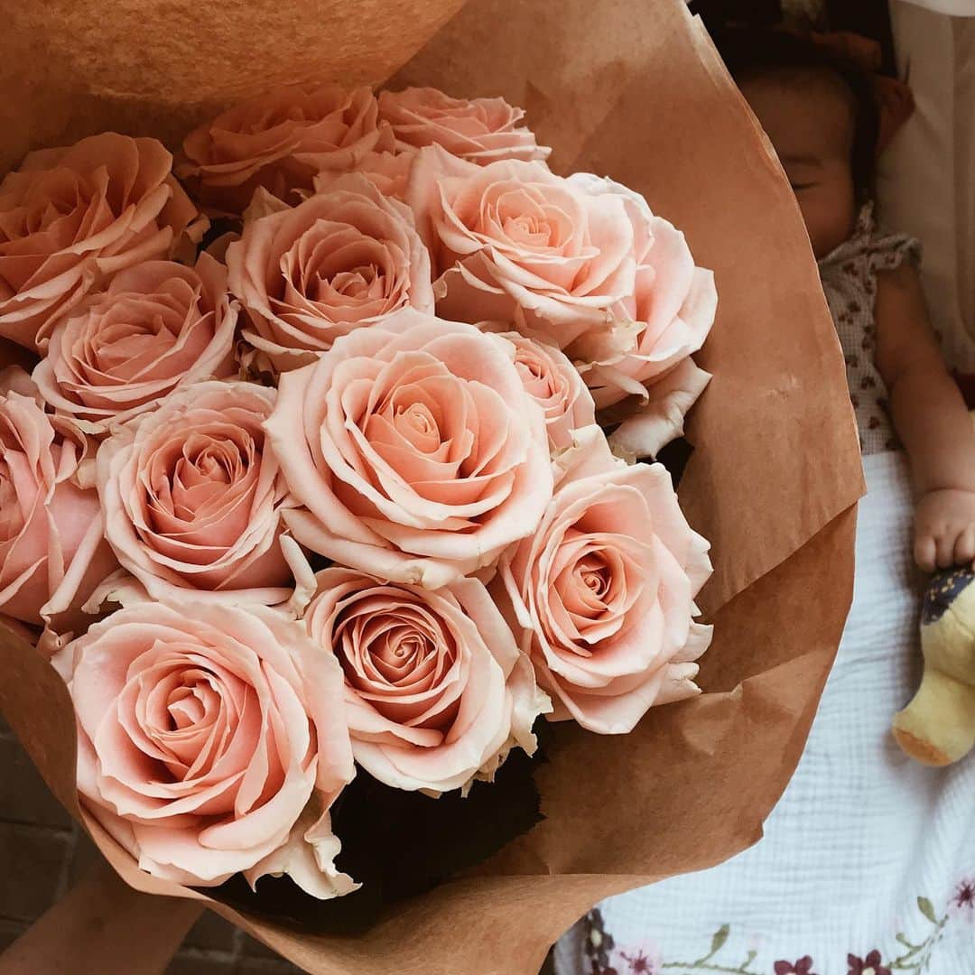 ayu kagawaさんのインスタグラム写真 - (ayu kagawaInstagram)「大好きな人にお届け♡ happy birthday🌹 #flowers #bouquet #birthdaybouquet  #happybirthday」6月20日 16時32分 - ayuyunyun