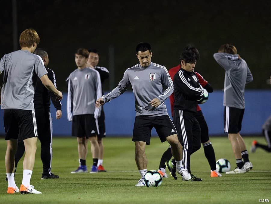 日本サッカー協会さんのインスタグラム写真 - (日本サッカー協会Instagram)「【📸日本代表 Team Cam】#SAMURAIBLUE は6月19日(水)、ポルトアレグレ市内でウルグアイ代表とのグループステージ第2戦に向けたトレーニングを実施しました。 ・ 練習の前には、約40年にわたって南米と日本のパイプ役になり、6月18日にお亡くなりになられた北山朝徳氏（JFA国際委員）への追悼の意を表し、チーム全員で黙とうをささげました。 ・ 公式会見には、#森保一 監督と副キャプテンの#冨安健洋 選手（#シントトロイデンVV ）が出席。冨安選手は4失点を喫して敗れたチリとの第1戦について「振り返ってもまだまだやれたことがあったと思う。ウルグアイ戦へどう活かすかは僕たち次第」と語った上で、「チリ戦のような試合をしていてはウルグアイから勝点を取るのは難しい。サッカーの戦術の前にメンタル的に戦うこと、そのベースのところでいかにウルグアイより優位に立てるかを求めていきたい」と決意を語りました。 ・ >>Next Match グループステージ 第2戦 📅日本時間6/21 8:00 🆚vsウルグアイ🇺🇾 ・ #jfa #daihyo #コパアメリカ ・ ―――――――――――――――――― CONMEBOLコパアメリカブラジル2019 6/18 0-4 チリ🇨🇱 6/21 08:00　vsウルグアイ🇺🇾 6/25 08:00　vsエクアドル🇪🇨 ※すべて日本時間 👉大会情報はJFA.jpへ ――――――――――――――――――」6月20日 16時31分 - japanfootballassociation