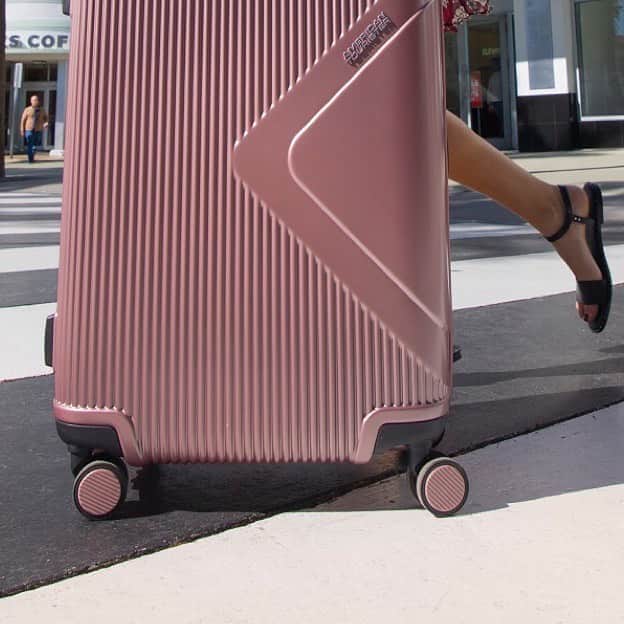 アメリカンツーリスターさんのインスタグラム写真 - (アメリカンツーリスターInstagram)「【MODERN DREAM】 直線と幾何学模様が合わさった外観のデザインはタウンユースにも😊 Rose goldのカラーは数量限定💓 ・ #AmericanTourister #アメリカンツーリスター  #travel #traveler #旅行カバン #旅行 #旅 #suitcase #スーツケース #fashion #stylish #luggage #journey #tourism #アメツー #colorful #pink #moderndream #旅行コーデ  #旅行大好き  #旅グッズ #女子旅」6月20日 16時31分 - americantouristerjp