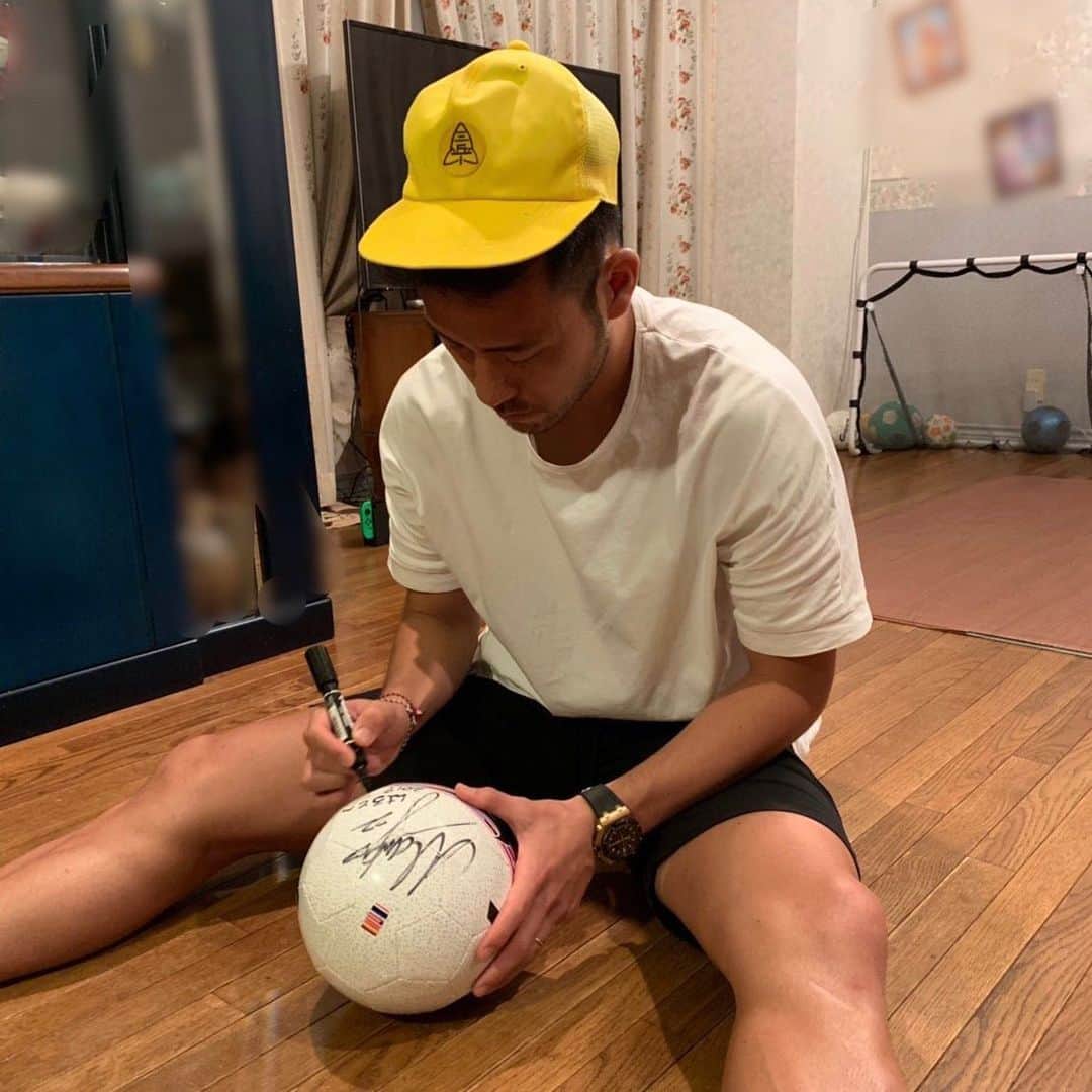 花井聖さんのインスタグラム写真 (花井聖Instagram)「半年ぶりに。 実家で甥っ子の相手してくれました。 . 吉田麻也 丘小帽子