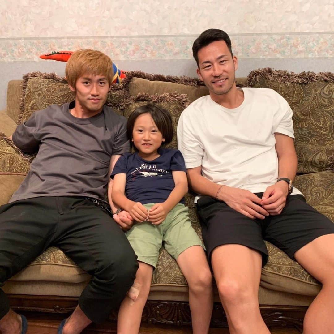 のインスタグラム：「半年ぶりに。 実家で甥っ子の相手してくれました。 . #吉田麻也 #丘小帽子 #カリカフェ #家の中でサッカーしまくって育った #野球もしまくったな #壊した家具は数知れず #母よすまぬ」