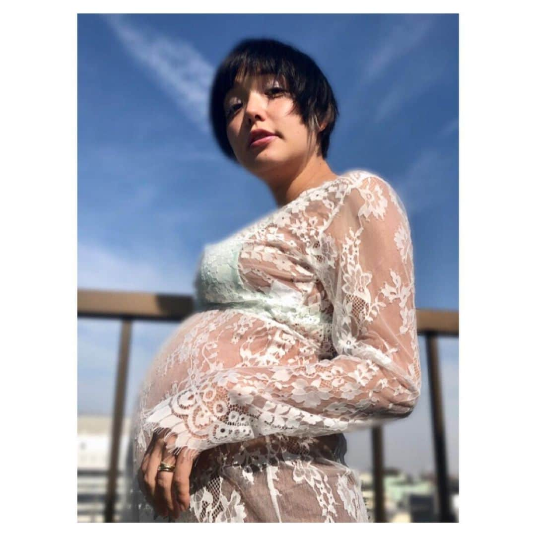 我妻三輪子さんのインスタグラム写真 - (我妻三輪子Instagram)「🤰 もうすぐ ベイビーが宇宙に誕生してから 3ヶ月 🌎  ばしこと「なんか今日お腹痛い あはは」みたいなLINEしてたら、それが陣痛だった日から3ヶ月 🤭  旦那さんが「頑張れ〜いきんでてもセクシーだよ〜」と分娩台で頑張っている私に言ってくれた日から3ヶ月 🤫  #wagamiwaBABY #pregnantphoto」6月20日 16時49分 - wagamiwa