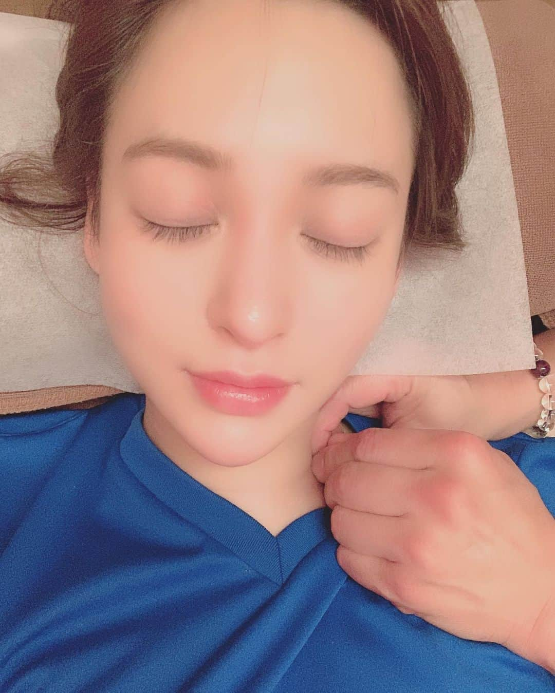 野崎萌香さんのインスタグラム写真 - (野崎萌香Instagram)「びっくりするぐらい体が楽になる 私が一番信頼している針の先生が 赤坂にいます。 . . . .  肩こりしてる人に 是非やってもらってほしいのは 肩こりに繋がる首の前張りをとるための 鎖骨の中の凝りの元凶をとる施術。  ここが緩むと一気に肩が楽になるよ。 引っ張られていた姿勢もよくなる。 . . . .  リンドウー治療院 赤坂一ツ木通り店。  びっくりと感動の連続なので 本当におススメだよ。 . . .  私はいつも院長先生の施術で 体の針治療30分＋ 美容針60分のコースにしています。  顔にもできるカッピングの 経絡バンキーもお気に入りの施術です🍎🍎🍎」6月20日 16時49分 - moeka_nozaki