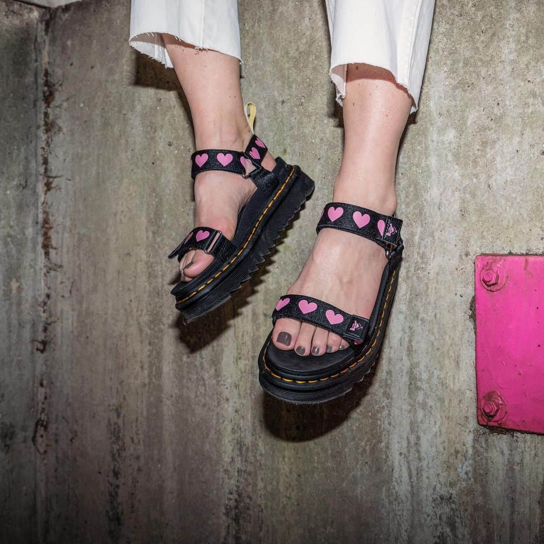 ドクターマーチンさんのインスタグラム写真 - (ドクターマーチンInstagram)「DR. MARTENS X LAZY OAF: The wait is over. The new collection is made up of two Buckle Creepers, a Buckle Boot and a Vegan Sandal, all designed with Lazy Oaf’s signature pink heart motif. Shop them now via the link in our bio.」6月20日 16時59分 - drmartensofficial