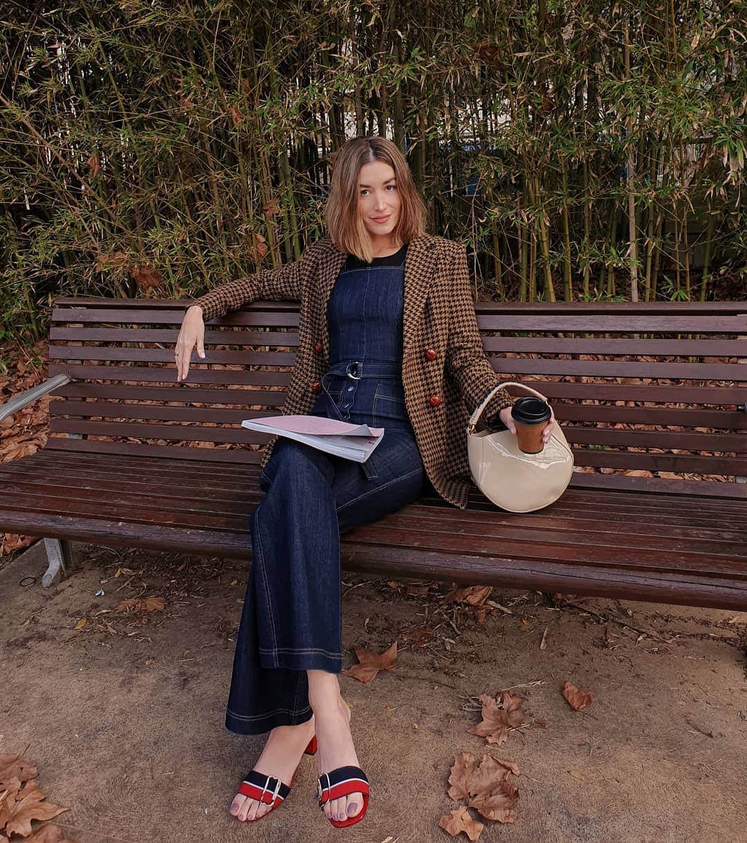 のインスタグラム：「My imaginary friend and I just chillin.」
