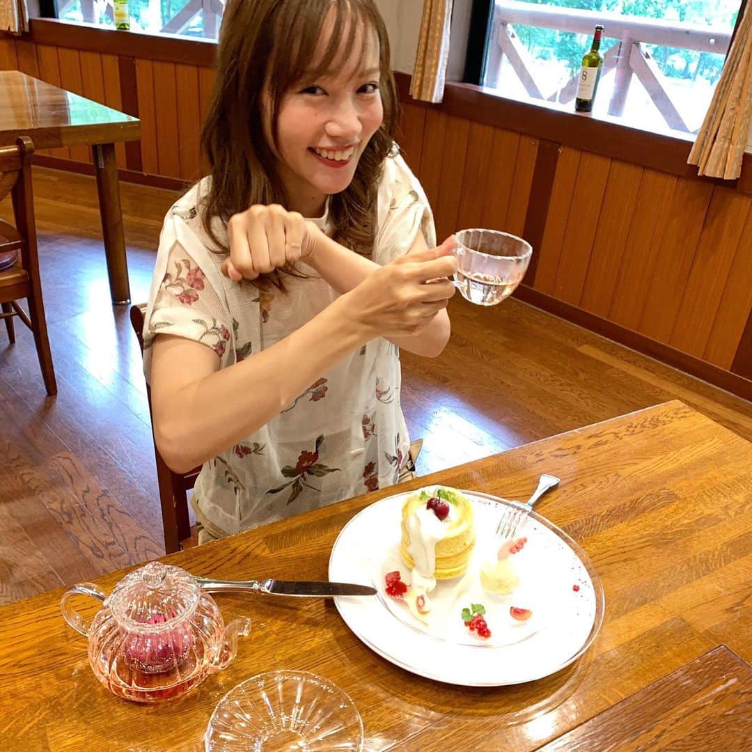 古田ちさこさんのインスタグラム写真 - (古田ちさこInstagram)「撮影で初めて広島県庄原市へ✨ 自然豊かで人が優しくて癒されました🌿 レストラン比婆山でいただいたお食事はどれも美味しくて🤤 オフショットで向けられたカメラに思わずパンケーキ食べたい食べたいしてました。🥞 撮影なので目の前に出てきてもすぐ食べられるわけではないので身体中からよだれ出るかと思った🤤 ふわふわもちもちでスフレみたいなパンケーキ、今まで食べた中でも指折りの美味しさでした♡ ・ #庄原市#ひろしま県民の森#広島県庄原市#庄原#庄原グルメ#庄原カフェ#庄原スイーツ#広島カフェ#比婆山#ヒバゴン探しました#ヒバゴンいなかった#食べスタグラム#instafood#pancake#パンケーキ#食べたい#パンケーキ食べたい」6月20日 16時53分 - chisakofuruta