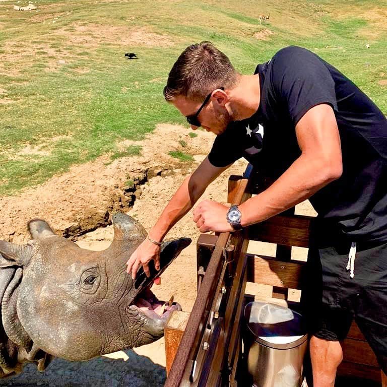 ロレンツォ・クリセティグのインスタグラム：「Zoo safari park in San Diego🦏 Ho la pelle dura. Ho la pelle di un rinoceronte. Nulla può ferirmi. (Michael Jackson) #sandiego #usa #safari #travel #holiday #training」