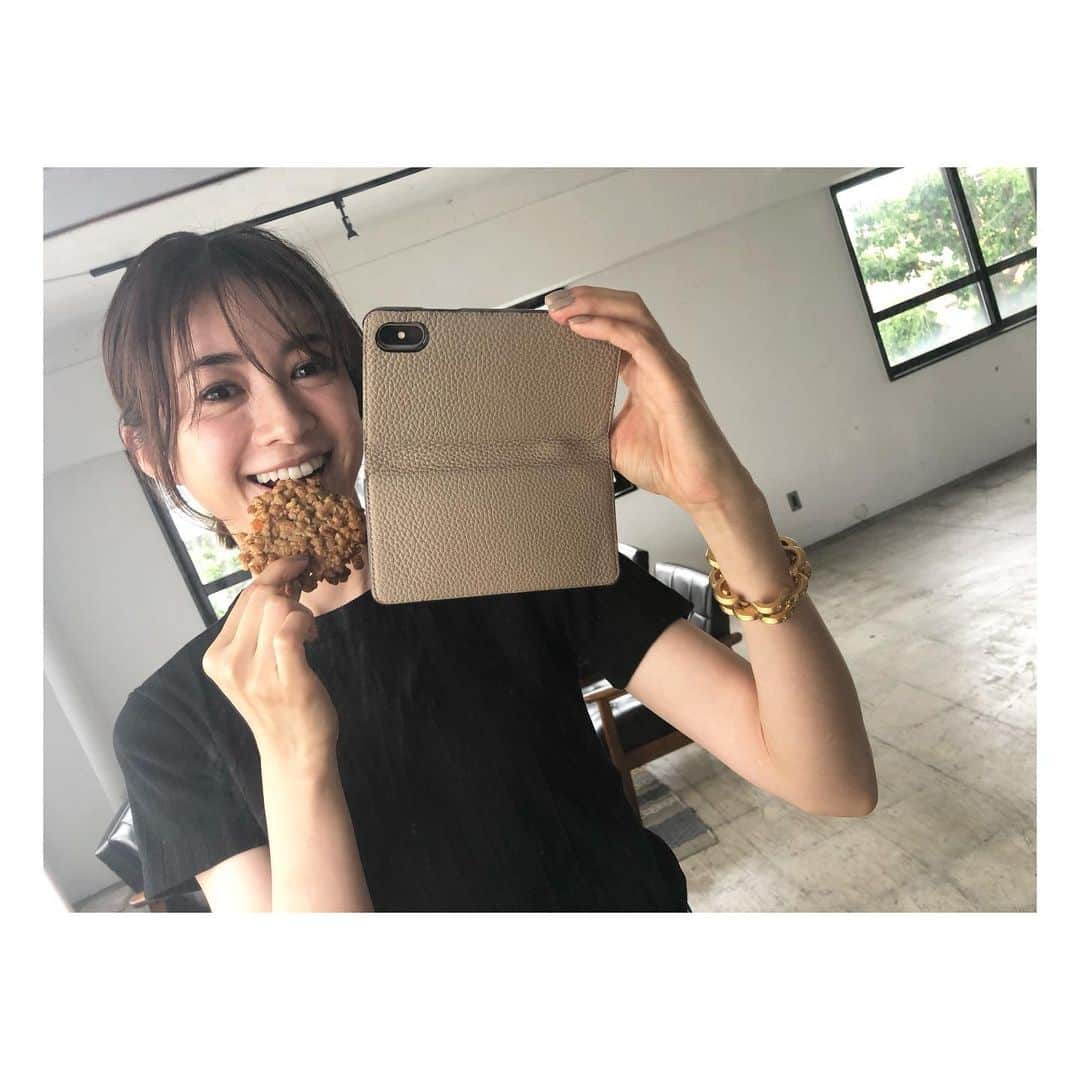 高垣麗子さんのインスタグラム写真 - (高垣麗子Instagram)「・ ある日のこと。 @ariko418 さんからの グラノーラクッキーの差し入れ♡ しかも焼きたて♡ しかも前日にメッセージを 交わしていただけに 嬉しさ倍増♡ ざっくざっくの香ばしい グラノーラクッキー。 最高に幸せでした♡ arikoさん ありがとう〜〜〜〜 ・ ・ #cookie #happy #arikoの食卓」6月20日 16時59分 - reikotakagaki