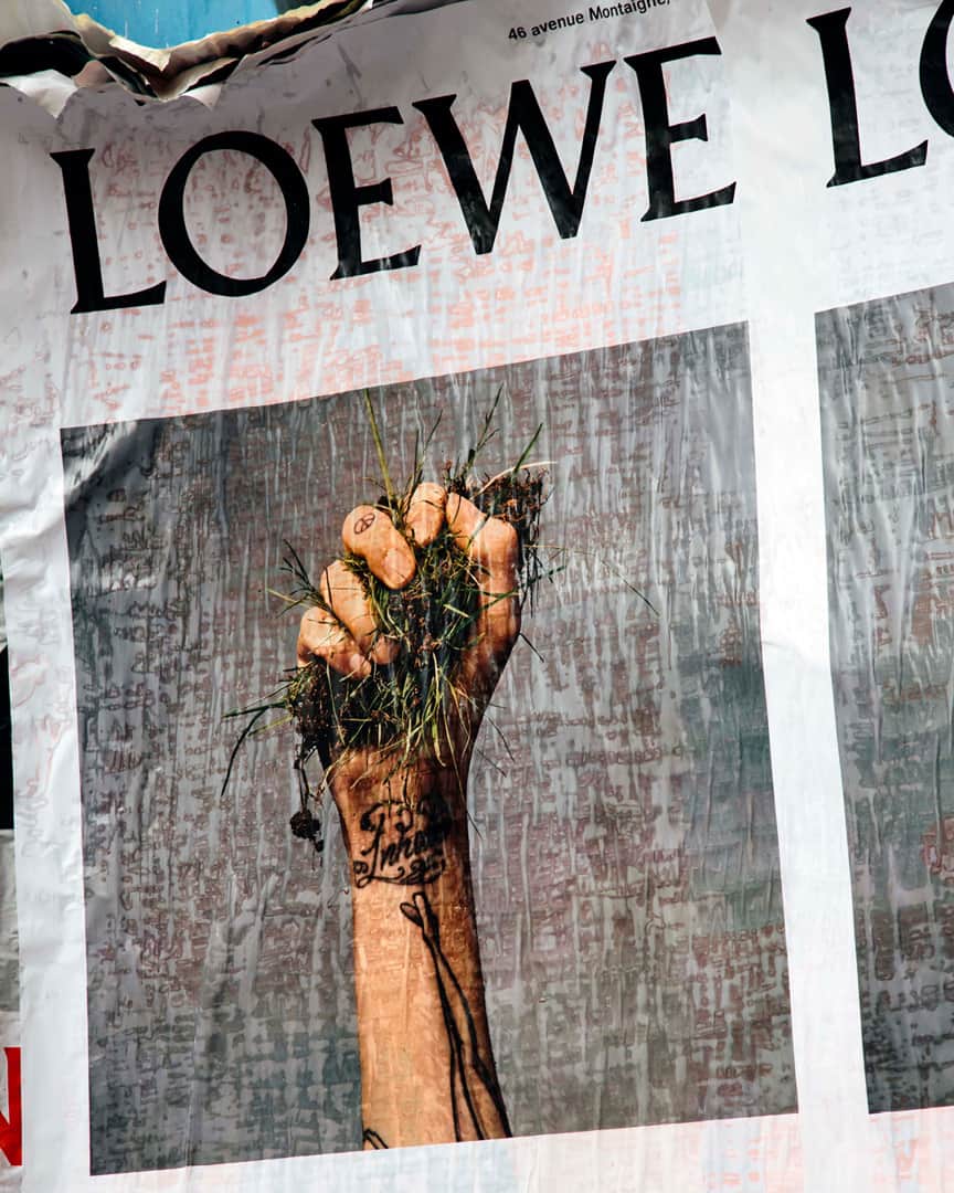 Loeweさんのインスタグラム写真 - (LoeweInstagram)「#LOEWESS20 campaign on the streets of Paris. See more on loewe.com #LOEWE #PFW #Menswear #ParisFashionWeek」6月20日 17時01分 - loewe