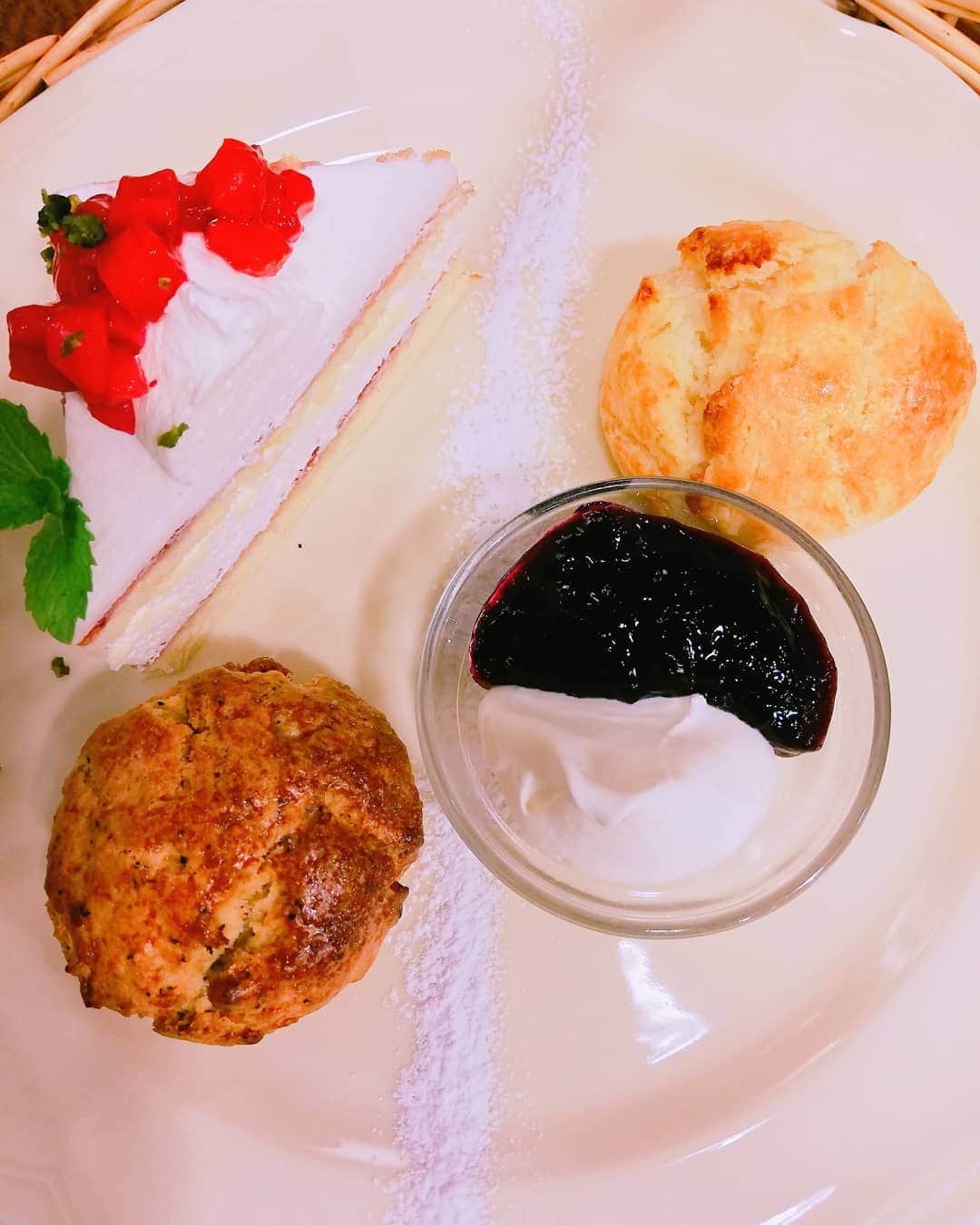 野川さくらさんのインスタグラム写真 - (野川さくらInstagram)「2019.6 #アフターヌーンティー #Afternoon Tea #カフェ #お友達ともぐもぐたいむ♪ #大好きスコーン #季節限定のスコーン＆ドリンク #うれしいな♡ #ここは雑貨屋さんもかわいいんだよ♡ #にゃんスタグラム #野川さくら #さくにゃん #野川さくらのチョコレートたいむ第28回目」6月20日 17時04分 - sakura_nogawa