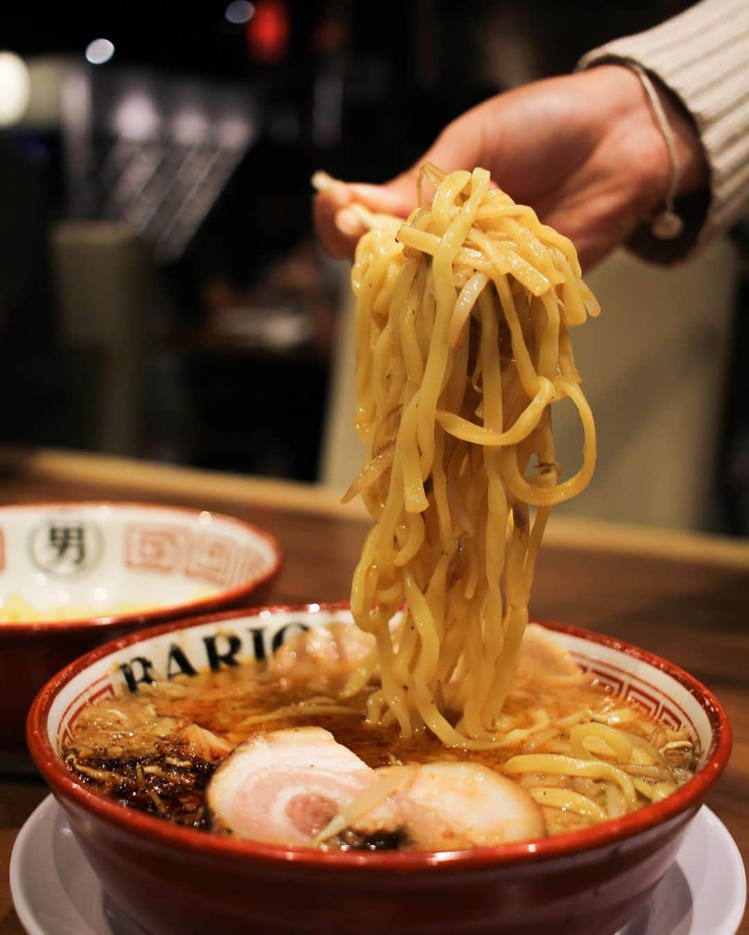 ワイキキ横丁さんのインスタグラム写真 - (ワイキキ横丁Instagram)「がっつり濃いラーメンなら @ramen_bario_waikiki ！ 唐辛子パウダーや卓上ガーリックで味の調整も自分好みに✨本格的な濃厚ラーメンやつけ麺をワイキキで！ #ハワイ #ホノルル #ワイキキ #ハワイ情報 #ハワイグルメ #ハワイフード #ハワイ好き #ハワイライフ #ハワイ生活 #オアフ島 #美味しい #日本食 #横丁 #女子旅 #男子旅 #家族旅行 #ワイキキ横」6月20日 17時15分 - waikikiyokochojp