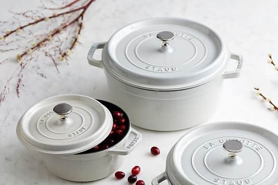 212 KITCHEN STOREさんのインスタグラム写真 - (212 KITCHEN STOREInstagram)「【STAUB】﻿ ﻿ ６年ぶりの新しい定番色「カンパーニュ」のピコ・ココットが入荷します。﻿ ﻿ ストウブの大定番、ピコ・ココットラウンド。﻿ ﻿ 美しいラウンドのフォルムは、長年使っても飽きの来ない唯一無二の逸品です。﻿ ﻿ 熱伝導、保温性に優れ、素材そのものの美味しさを引き出します。﻿ 食材から出る旨みが"ピコ"を伝って食材にまんべんなく降り注ぎ、料理を一層美味しく仕上げてくれます。﻿ ﻿ ストウブの製品は、１つの製品に１つの砂型を使用して成型しており、その後、熟練の職人の手によってエマイユ（ホーロー）を吹き付ける為、﻿ 同じ製品でもそれぞれ風合いが異なります。﻿ ﻿ シリアルナンバーが、その証明ですね。﻿ ﻿ ひとつひとつがオリジナル、あなただけのストウブなのです。﻿ ﻿ 新色「カンパーニュ」の由来とは ━━━━━━━━━━ ﻿ 何気ない家庭料理のおいしさを、家族やパートナーと分かち合う。﻿ そんな幸せなひとときをイメージして、くつろぎと温かさを想起させるフランス語の「カンパーニュ（田舎風）」から名付けられています。﻿ 独特の風合いのナチュラルなカラーは、モダンから和食まで相性が良く、長くストウブをご愛用の方はもちろん、これからストウブを使い始めたい方にもおすすめです。﻿ ━━━━━━━━━━━━━━━━━━━━━━━ ﻿ 212キッチンストア店頭では、6月24日（月）入荷予定です。﻿ 事前予約も受け付けております！﻿ お近くの店舗にてお問合せ下さい。﻿ ﻿ ピコ・ココット20cm カンパーニュ　26,000円+税﻿ ピコ・ココット22cm カンパーニュ　30,000円+税﻿ ﻿ ﻿ ※一部取り扱いの無い店舗もございます。﻿ ※オンラインショップでは、入荷次第販売となります。﻿ #212k_instagram ﻿ #212kitchenstore ﻿ #212キッチンストア #212K﻿ #トゥーワントゥーキッチンストア﻿ #食べる #作る #片付ける #新商品﻿ #kitchen #キッチン #おすすめ﻿ #STAUB #ストウブ #ピコココット #カンパーニュ﻿ #FRANCE #フランス #🇫🇷」6月20日 17時10分 - 212_kitchen_store