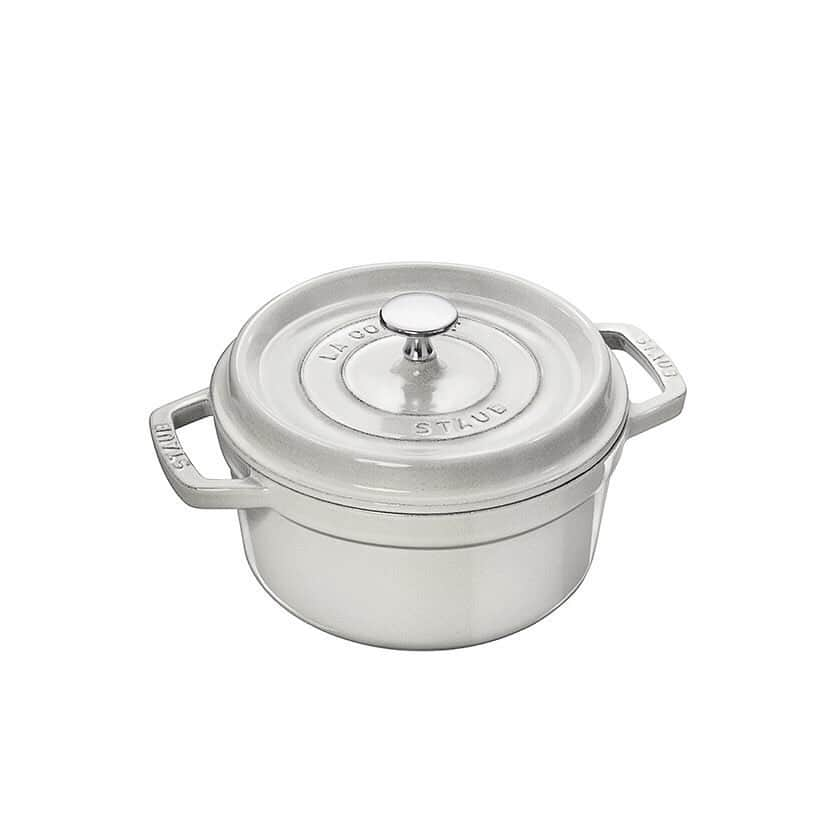 212 KITCHEN STOREさんのインスタグラム写真 - (212 KITCHEN STOREInstagram)「【STAUB】﻿ ﻿ ６年ぶりの新しい定番色「カンパーニュ」のピコ・ココットが入荷します。﻿ ﻿ ストウブの大定番、ピコ・ココットラウンド。﻿ ﻿ 美しいラウンドのフォルムは、長年使っても飽きの来ない唯一無二の逸品です。﻿ ﻿ 熱伝導、保温性に優れ、素材そのものの美味しさを引き出します。﻿ 食材から出る旨みが"ピコ"を伝って食材にまんべんなく降り注ぎ、料理を一層美味しく仕上げてくれます。﻿ ﻿ ストウブの製品は、１つの製品に１つの砂型を使用して成型しており、その後、熟練の職人の手によってエマイユ（ホーロー）を吹き付ける為、﻿ 同じ製品でもそれぞれ風合いが異なります。﻿ ﻿ シリアルナンバーが、その証明ですね。﻿ ﻿ ひとつひとつがオリジナル、あなただけのストウブなのです。﻿ ﻿ 新色「カンパーニュ」の由来とは ━━━━━━━━━﻿ ﻿ 何気ない家庭料理のおいしさを、家族やパートナーと分かち合う。﻿ そんな幸せなひとときをイメージして、くつろぎと温かさを想起させるフランス語の「カンパーニュ（田舎風）」から名付けられています。﻿ 独特の風合いのナチュラルなカラーは、モダンから和食まで相性が良く、長くストウブをご愛用の方はもちろん、これからストウブを使い始めたい方にもおすすめです。﻿ ━━━━━━━━━━━━━━━━━━━━━━━ ﻿ 212キッチンストア店頭では、6月24日（月）入荷予定です。﻿ 事前予約も受け付けております！﻿ お近くの店舗にてお問合せ下さい。﻿ ﻿ ピコ・ココット20cm カンパーニュ　26,000円+税﻿ ピコ・ココット22cm カンパーニュ　30,000円+税﻿ ﻿ ﻿ ※一部取り扱いの無い店舗もございます。﻿ ※オンラインショップでは、入荷次第販売となります。﻿ #212k_instagram ﻿ #212kitchenstore ﻿ #212キッチンストア #212K﻿ #トゥーワントゥーキッチンストア﻿ #食べる #作る #片付ける #新商品﻿ #kitchen #キッチン #おすすめ﻿ #STAUB #ストウブ #ピコココット #カンパーニュ﻿ #FRANCE #フランス #🇫🇷」6月20日 17時11分 - 212_kitchen_store