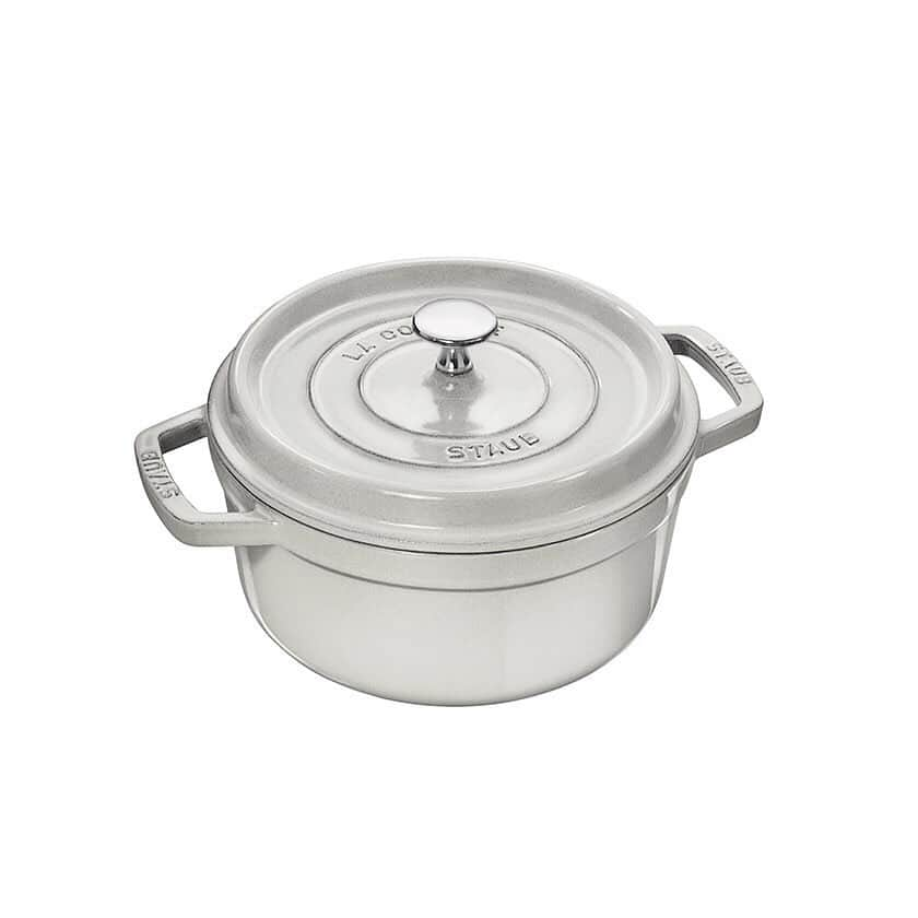 212 KITCHEN STOREさんのインスタグラム写真 - (212 KITCHEN STOREInstagram)「【STAUB】﻿ ﻿ ６年ぶりの新しい定番色「カンパーニュ」のピコ・ココットが入荷します。﻿ ﻿ ストウブの大定番、ピコ・ココットラウンド。﻿ ﻿ 美しいラウンドのフォルムは、長年使っても飽きの来ない唯一無二の逸品です。﻿ ﻿ 熱伝導、保温性に優れ、素材そのものの美味しさを引き出します。﻿ 食材から出る旨みが"ピコ"を伝って食材にまんべんなく降り注ぎ、料理を一層美味しく仕上げてくれます。﻿ ﻿ ストウブの製品は、１つの製品に１つの砂型を使用して成型しており、その後、熟練の職人の手によってエマイユ（ホーロー）を吹き付ける為、﻿ 同じ製品でもそれぞれ風合いが異なります。﻿ ﻿ シリアルナンバーが、その証明ですね。﻿ ﻿ ひとつひとつがオリジナル、あなただけのストウブなのです。﻿ ﻿ 新色「カンパーニュ」の由来とは ━━━━━━━━━﻿ ﻿ 何気ない家庭料理のおいしさを、家族やパートナーと分かち合う。﻿ そんな幸せなひとときをイメージして、くつろぎと温かさを想起させるフランス語の「カンパーニュ（田舎風）」から名付けられています。﻿ 独特の風合いのナチュラルなカラーは、モダンから和食まで相性が良く、長くストウブをご愛用の方はもちろん、これからストウブを使い始めたい方にもおすすめです。﻿ ━━━━━━━━━━━━━━━━━━━━━━━ ﻿ 212キッチンストア店頭では、6月24日（月）入荷予定です。﻿ 事前予約も受け付けております！﻿ お近くの店舗にてお問合せ下さい。﻿ ﻿ ピコ・ココット20cm カンパーニュ　26,000円+税﻿ ピコ・ココット22cm カンパーニュ　30,000円+税﻿ ﻿ ﻿ ※一部取り扱いの無い店舗もございます。﻿ ※オンラインショップでは、入荷次第販売となります。﻿ #212k_instagram ﻿ #212kitchenstore ﻿ #212キッチンストア #212K﻿ #トゥーワントゥーキッチンストア﻿ #食べる #作る #片付ける #新商品﻿ #kitchen #キッチン #おすすめ﻿ #STAUB #ストウブ #ピコココット #カンパーニュ﻿ #FRANCE #フランス #🇫🇷」6月20日 17時11分 - 212_kitchen_store