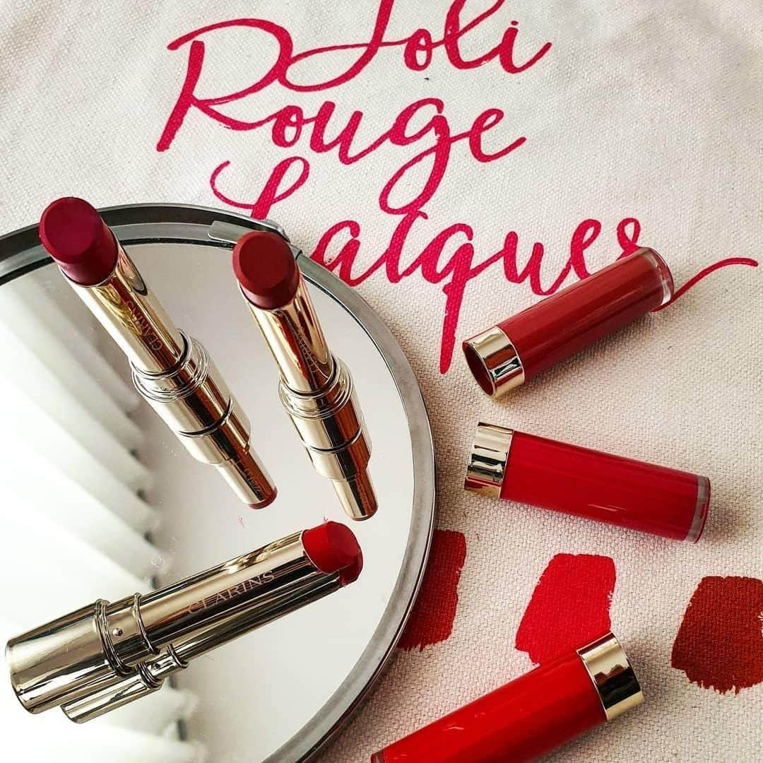 Clarins Italiaさんのインスタグラム写真 - (Clarins ItaliaInstagram)「Alzi la mano chi di voi indossa solo il rossetto e si sente pronta per affrontare le serate estive! 🖐️ . . . . Intenso, brillante e nutriente, #JoliRougeLacquer si declina in 8 tonalità che non passano inosservate, proprio come te! . Thanks to amazing pic: @elena_schillaci -------- #Clarins #ClarinsMakeUp #Lip #MakeUp」6月20日 17時15分 - clarinsitalia