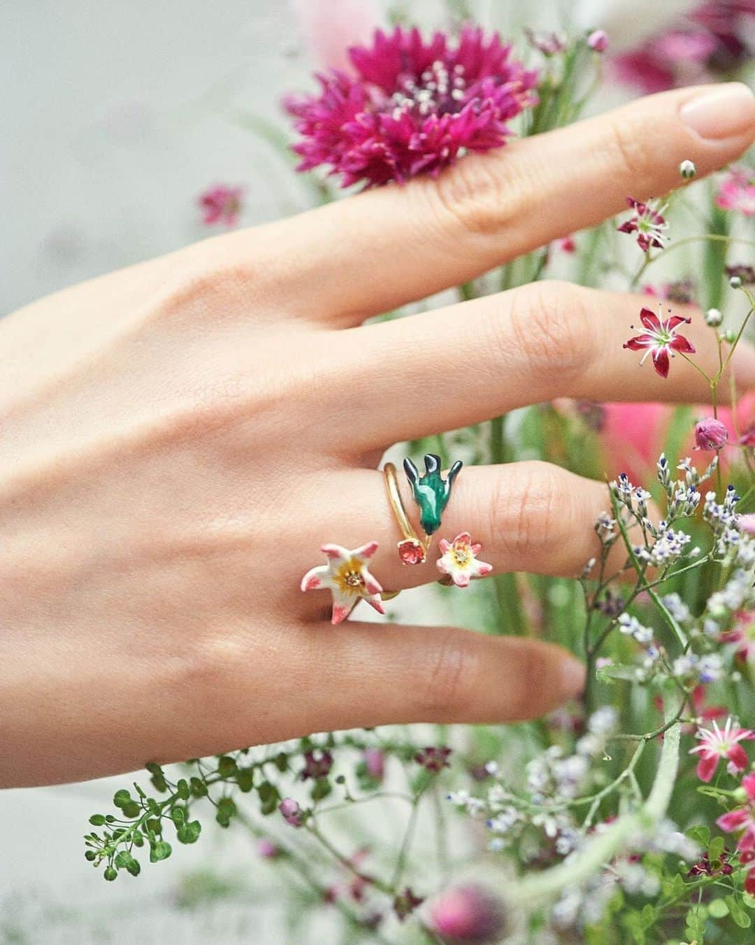 レネレイドさんのインスタグラム写真 - (レネレイドInstagram)「✨Surrounded by wildflowers, a delicate colibri gathers the sweet nectar from your hands... Discover our adjustable rings on LesNereides.com  #Lesnereidesparis #Poeticjewelry #Costumejewellery #Frenchjewelry #Springtime #Flowers」6月20日 17時15分 - lesnereidesparis