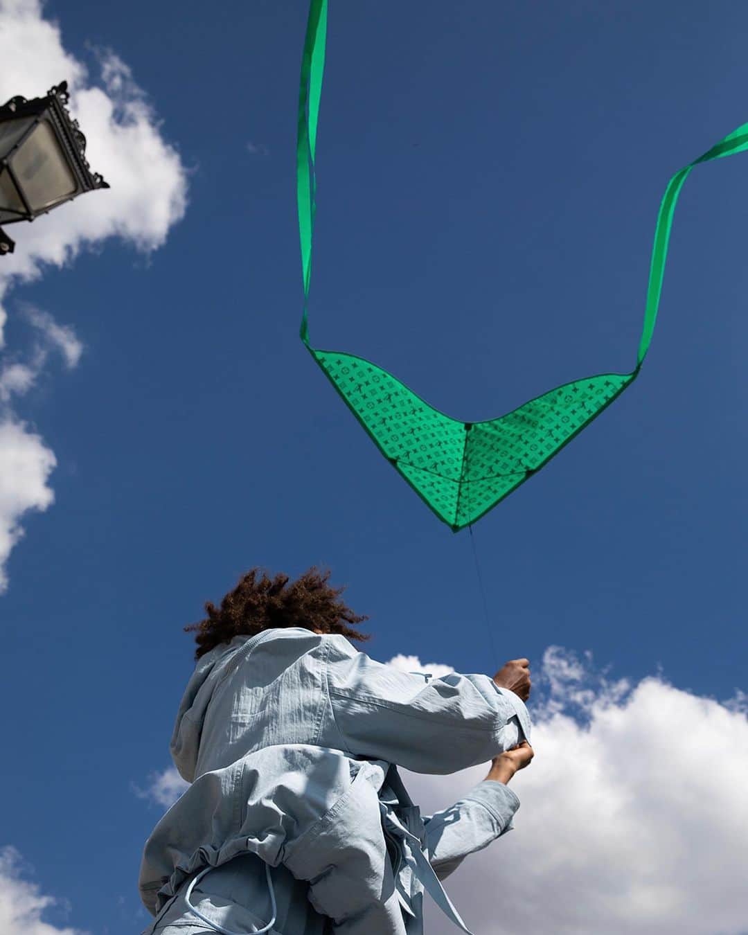 ルイ・ヴィトンさんのインスタグラム写真 - (ルイ・ヴィトンInstagram)「#LVMenSS20 Feeling free. A Monogram kite heralds #VirgilAbloh’s upcoming #LouisVuitton show. Watch live today at 2:30 pm (CEST) on Instagram and at louisvuitton.com Photos by @sicknethi」6月20日 17時27分 - louisvuitton