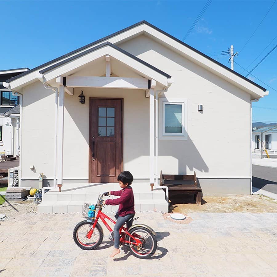 suzukuri さんのインスタグラム写真 - (suzukuri Instagram)「【suzukuri “FUN LIFE”_vol.1】 佐賀県にお住まいのK様ご家族のおうち。 ・ とんがり屋根が特徴のHutto(ハット)の平屋をチョイス。 ・ DIYがとっても得意な奥さま。 驚くことに、外構はすべて奥さまが１人で仕上げられました。 ・ ご自宅でお店も経営されており、看板ももちろん奥さまのお手製。 ・ ウッドデッキでは、息子さんが大好きなおもちゃを広げて遊んだり。 夏はプールを置いて、水遊びもできちゃいます。 また、お手製のブランコも完備。もちろん大人が乗っても大丈夫です。﻿ ﻿・ 子供もネコもみんなのびのびと暮らせて、家族がたくさん楽しめるお家です。 ﻿・ ・ ﻿⁣▶組み合わせは3,000,000,000通り。ぬりえ感覚で自分らしいHuttoがデザインできる「Huttoカスタマイズ」。詳しくはプロフィールリンクから。→@suzukuri.official⁣ ・⁣ ・⁣ ⁣#hutto⁣#suzukuri⁣⁣#注文住宅⁣#新築⁣#家⁣#平屋⁣#アメカジ⁣#秘密基地#インテリア⁣#雑貨⁣#リビング #ダイニング #キッチン #洗面 #インダストリアル #カフェ風 #ナチュラル #かわいい家#フレンチカントリー #北欧 #ブルックリン #アメリカンハウス #サーファーズハウス #カリフォルニアスタイル #ヴィンテージ #タイル #リフォーム⁣ #リノベーション#施工事例 #funlife ﻿」6月20日 17時31分 - suzukuri.official