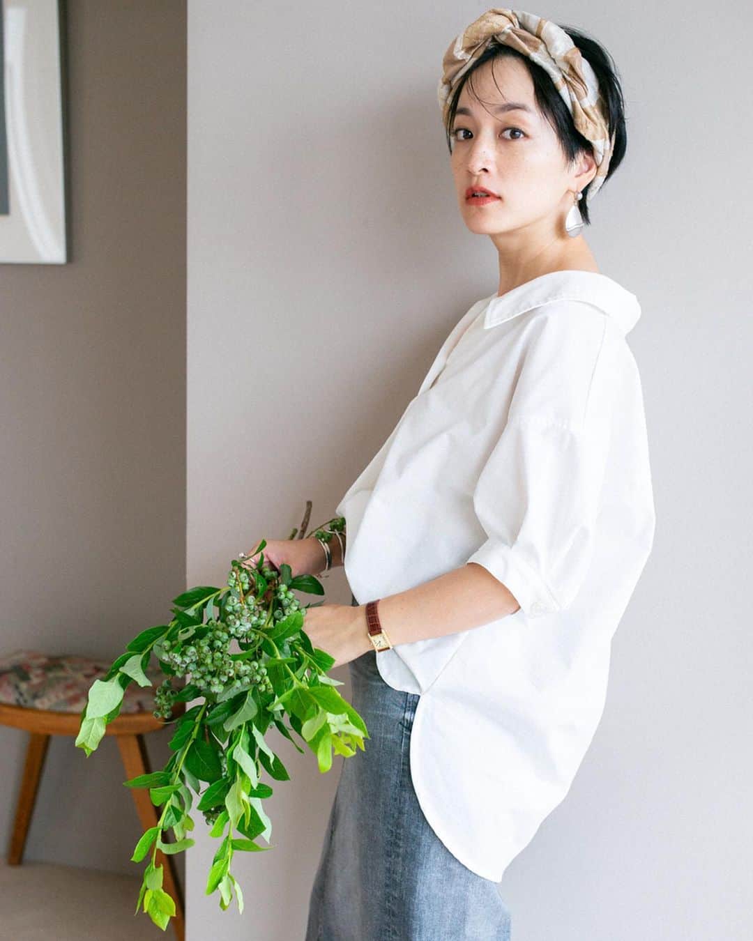 のインスタグラム：「miyako takayama × oblekt __________________  モデル 高山都さん @miyare38 と oblekt のスペシャルコラボレーション。デザインはもちろん、シルエットや生地・ボタンなど、都さんのセンスとこだわりが詰まった、全5型 11アイテムです。 すでにSold outのアイテムもございますので、お早めにお求めくださいませ。（追加販売は未定となっております） __________________ オープンカラーシャツ （OB19SS-TM-03） 広く開いた襟ぐりがデコルテを美しく見せる、美シルエットのオーバーサイズシャツです。ゆったりとしたサイズ感や袖のボリュームが身体を華奢に見せてくれる効果も。後ろが長いデザインになっているので、1枚で様になるデザインです。環境に優しい再生ポリエステルの原料でお作りしており、少しハリ感のあるナチュラルな素材で夏のスタイルにぴったりな1枚です。 __________________ #oblekt #miyakotakayama #collaboration #lifestyle #tokyo #japan」