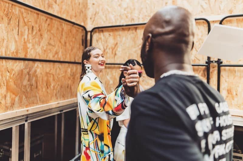 ジジ・ハディッドさんのインスタグラム写真 - (ジジ・ハディッドInstagram)「men’s week continues with the goooods @off____white farm fest 🌼👽 @virgilabloh I love so much about this collection !!!! ⚡️」6月20日 17時35分 - gigihadid