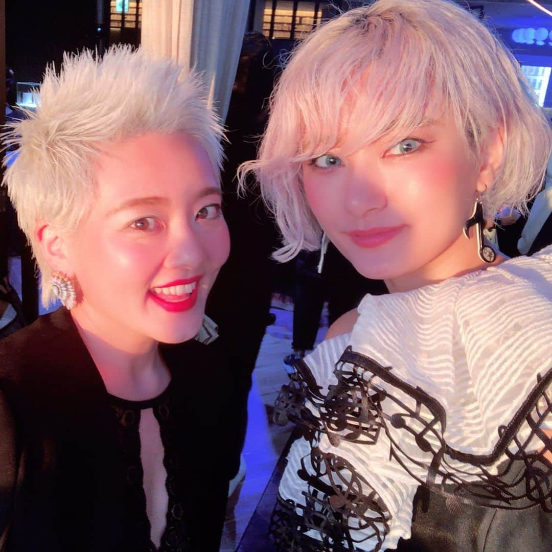 中川友里さんのインスタグラム写真 - (中川友里Instagram)「@schwarzkopfpro @schwarzkopfjapan 主催のgala partyに参加してきました🎊💐 シュワルツコフジャパン @schwarzkopfjapan 西のドン と東のドン、そしてだいすきナカムせんせーと！😍 登壇して受賞される才能ある美容師さんはみんな癖強いひとしかいないって感じました🥺😍🌟個性の爆発 ・ 関西組の仲良し美容師さんたちいつも可愛がってくれて嬉しい〜🥺🥺❤️ #グッバイヤマモト で有名な 大学の先輩 @schwarz_yamamoto さんも久しぶりに会えたー！青いイナズマ落とせなかった悔しみ！笑 ・ @takecmiura0625 さんが作った #ファイバープレックス エプロン5枚からジャケット作ったの凄すぎて引用させていただきます🌟🥺😍 あとみんなリムジン乗ってるの見て懐かしさ感じましたwwえも🥺 #写真引用しました #事後報告 #ナカムせんせとクロキさん絶対付き合ってる説 #ナカムせんせー来週ブリーチお願いしまっしゅ 🥺🥺🌹❤️」6月20日 17時37分 - darayunya