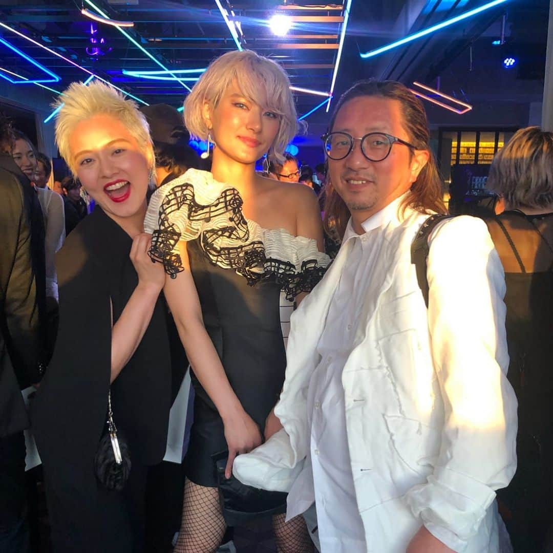 中川友里さんのインスタグラム写真 - (中川友里Instagram)「@schwarzkopfpro @schwarzkopfjapan 主催のgala partyに参加してきました🎊💐 シュワルツコフジャパン @schwarzkopfjapan 西のドン と東のドン、そしてだいすきナカムせんせーと！😍 登壇して受賞される才能ある美容師さんはみんな癖強いひとしかいないって感じました🥺😍🌟個性の爆発 ・ 関西組の仲良し美容師さんたちいつも可愛がってくれて嬉しい〜🥺🥺❤️ #グッバイヤマモト で有名な 大学の先輩 @schwarz_yamamoto さんも久しぶりに会えたー！青いイナズマ落とせなかった悔しみ！笑 ・ @takecmiura0625 さんが作った #ファイバープレックス エプロン5枚からジャケット作ったの凄すぎて引用させていただきます🌟🥺😍 あとみんなリムジン乗ってるの見て懐かしさ感じましたwwえも🥺 #写真引用しました #事後報告 #ナカムせんせとクロキさん絶対付き合ってる説 #ナカムせんせー来週ブリーチお願いしまっしゅ 🥺🥺🌹❤️」6月20日 17時37分 - darayunya