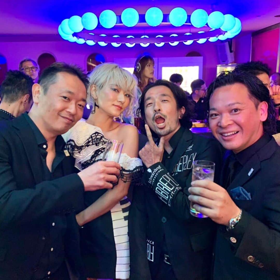 のインスタグラム：「@schwarzkopfpro @schwarzkopfjapan 主催のgala partyに参加してきました🎊💐 シュワルツコフジャパン @schwarzkopfjapan 西のドン と東のドン、そしてだいすきナカムせんせーと！😍 登壇して受賞される才能ある美容師さんはみんな癖強いひとしかいないって感じました🥺😍🌟個性の爆発 ・ 関西組の仲良し美容師さんたちいつも可愛がってくれて嬉しい〜🥺🥺❤️ #グッバイヤマモト で有名な 大学の先輩 @schwarz_yamamoto さんも久しぶりに会えたー！青いイナズマ落とせなかった悔しみ！笑 ・ @takecmiura0625 さんが作った #ファイバープレックス エプロン5枚からジャケット作ったの凄すぎて引用させていただきます🌟🥺😍 あとみんなリムジン乗ってるの見て懐かしさ感じましたwwえも🥺 #写真引用しました #事後報告 #ナカムせんせとクロキさん絶対付き合ってる説 #ナカムせんせー来週ブリーチお願いしまっしゅ 🥺🥺🌹❤️」
