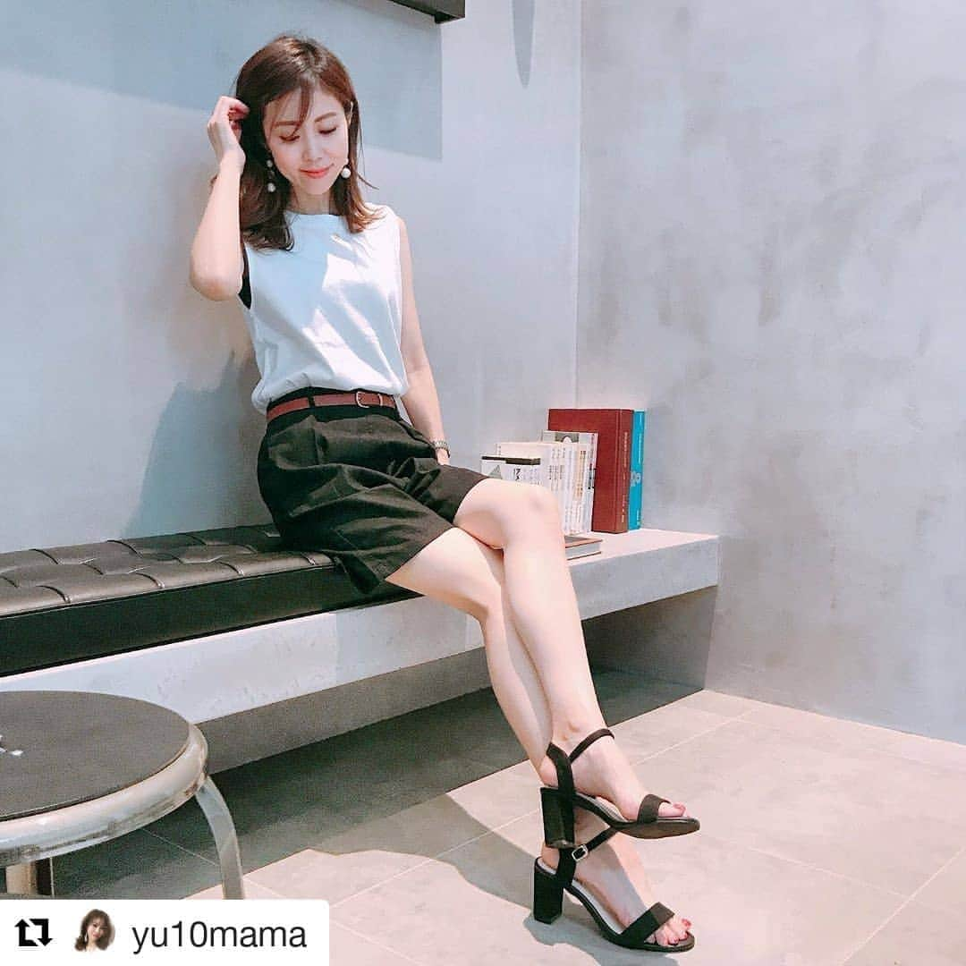 VIVIAN Collectionさんのインスタグラム写真 - (VIVIAN CollectionInstagram)「#Repost @yu10mama (@get_repost) ・・・ ---------------------------------------- 「素敵なお写真ありがとうございます。」 Vivian V0302SMI アンクルストラップチャンキーヒールサンダル 定価2,380円→ 2,140円(税抜)  写真をタップして商品をCHECK！  足元はショーパンだからやっぱり綺麗めにヒール合わせ☺️👠 雨なら、ショーパンにレインブーツも可愛いよね😊💓 ＊ ブラックサンダルは(@vivian_collection_official )のチャンキーヒールサンダル😊💕 どんなファッションにも合わせやすくてかなり万能なサンダルだよ👡 ＊ 水曜日はお得day😃✨だから今が買いのチャンス😆💓 是非おそろしましょー😆💕 ＊ ＊ #大人カジュアル #きれいめカジュアル #大人シンプル #大人綺麗  #mamagirl #アラサー女子 #fashion #vivianコーデ #vivian公式アンバサダー #viviancollection #instafashion #プチプラコーデ #大人gu部 #ユニジョ #ジユジョ #着まわし #kiwamezyoshi #お洒落女子 #ootd_kob #お洒落さんと繋がりたい #gu大人レディ部 #outfit  #셀카 #데일리룩 #web_kob #locari」6月20日 17時38分 - vivian_collection_official