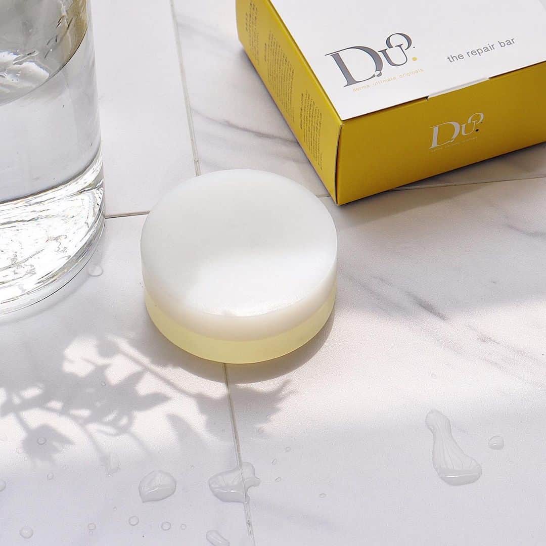 D.U.O.（デュオ）のインスタグラム：「6/20〜 毛穴ケアシリーズ新商品登場💛 . 毎日使えるピーリング石鹸(洗顔料) #デュオザリペアバー 本日から数量限定発売です！🍯✨ . ＼＼ 二層タイプの枠練り石鹸 ／／ その秘密とは... . ♥ 白い部分 発酵はちみつ×天然シリカ配合で 毛穴のザラつきやゴワつき除去👋🏻✨ . ♥ クリアな部分 肌状態に働きかける34種の トリートメント成分配合✨ 潤いを補って肌環境を整えます . 二層それぞれのWアクション処方。 その結果... . うるおいを残しながらゴワつきがない 滑らかな肌へ .｡ﾟ . ーーーーーーーーーーーーーーー 【 デュオ ザ リペアバー 】 価格 2500円(税別) 数量限定発売(泡立てネット付き) ーーーーーーーーーーーーーーー . #デュオ #duo #DUOコスメ #デュオコスメ #洗顔石鹸 #洗顔 #洗顔料 #ピーリング #ピーリング石鹸 #毛穴ケア #角質ケア #潤い #アンチエイジング #本日発売 #数量限定 #新商品」