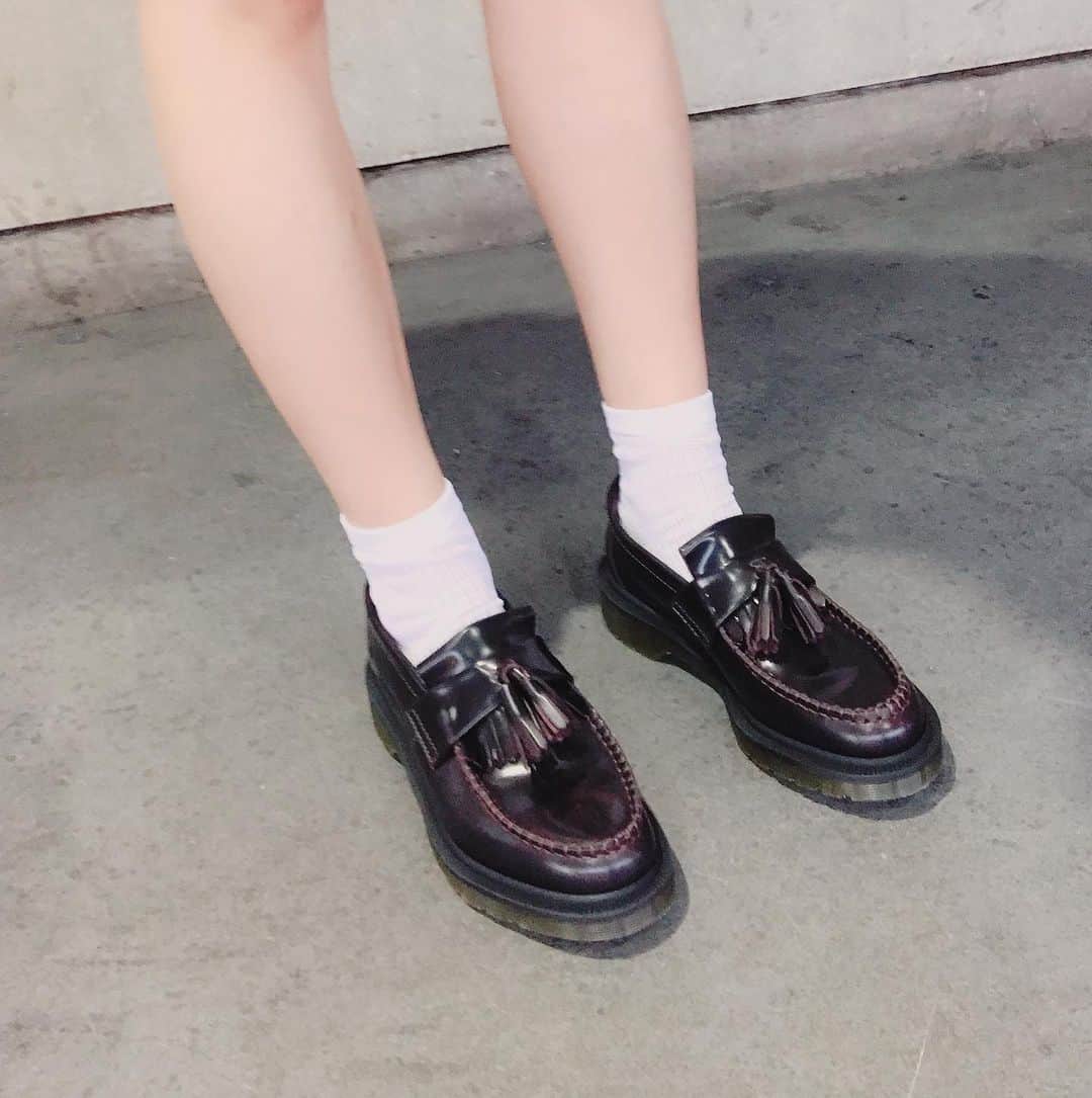 トミタ栞さんのインスタグラム写真 - (トミタ栞Instagram)「昨日 連れて帰ってきた マーチン早速履いたけど こーーーれいいわーー！  靴づれも大丈夫そう！ あと、足も綺麗に見える！  まずはストレートに #白靴下 で履いた。  #DrMartens  #ドクターマーテンズ #マーテン」6月20日 17時41分 - tomita_shiori