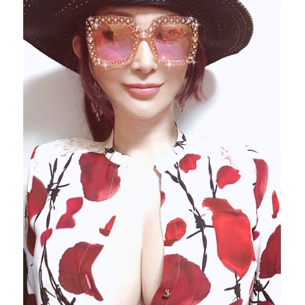 叶姉妹のインスタグラム：「ノー・ペインは進化しない🦋✨ 失敗やまちがいを 投げ出さないこと。 その事実を認めること。 なぜ まちがえたか、 正面から検討をする 率直さをもつこと。 自分の中に 生まれた痛みを 受け止めるのは、 きわめて 勇気のいることですが、 じつは その痛みこそが、 人間を 前へ進ませる、 ポジティブな力となるのです。💋✨ 「責任」と「プライド」💎✨ 「「責任を持つこと」 「自分自身にプライドを持つこと」 この二つは 切っても切り離せないことであり、 どちらかが欠けると、 どちらかが成立しなくなります。 失敗を誠実に受け止め、 「責任」と「プライド」を 放り出すことない プロセスにおいては、 他人様にたいしての、 「尊重」や さまざまな物事に対しての 「感謝の念」 「謙虚さ」 をいつも忘れないことが とても大切。💋✨」 これは、私がいつも大切にしております ファビュラスな姉の格言ですよ 以前から何度かご紹介されておりますよね😋💖 #gucci  #hollywoodforevercollection  #chanel #シャネル  #アセクシュアル #ノンセクシュアル #lgbtq #BL #自由 #心の聖地 #precious #gorgeous  #kanosisters #heaven #fabulous #叶姉妹 #女神 #天使 #angel #amazing #88 #peace #peaceful #heavenly #ファビュラス #宇宙 #究極生命体  #至福 #幸せ #愛するあなたへ」