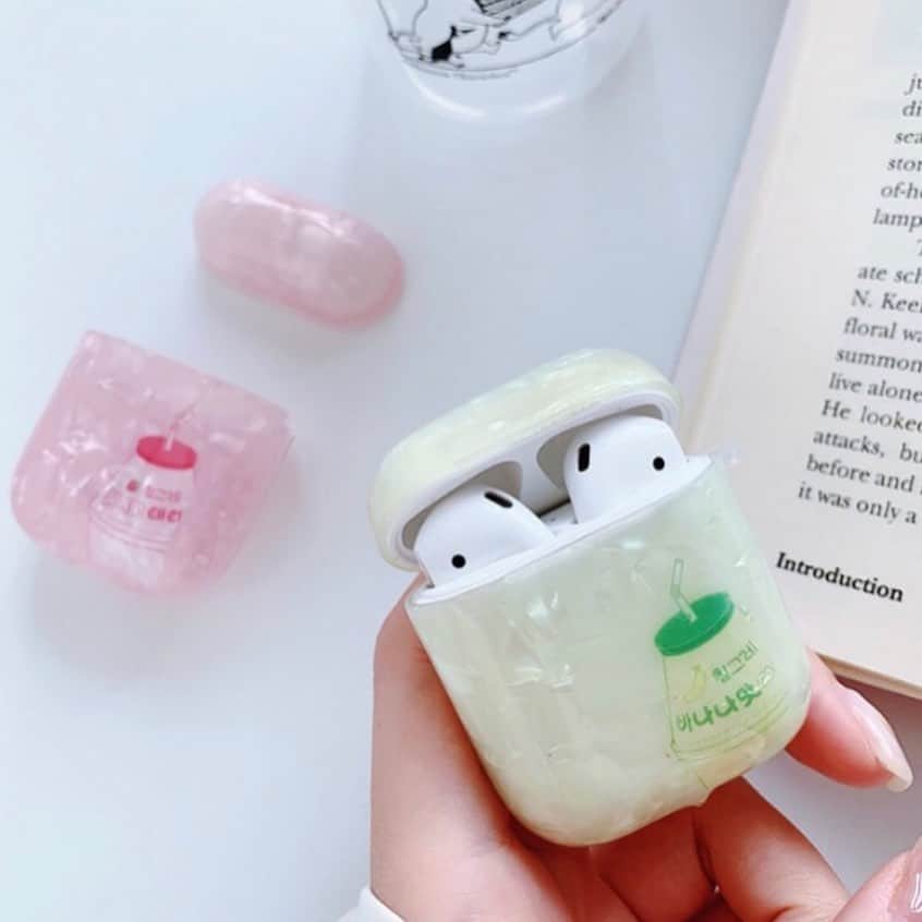 ハルハルさんのインスタグラム写真 - (ハルハルInstagram)「日本でも売って欲しい😭💕韓国のAirPodsケースがまた進化した！！！ ﻿ ﻿ ﻿ あんにょんー！ハルハルのayuです🍠﻿ ﻿ ハルスタでも何回か取り上げてるけど、韓国ってほんとAirPodsケースの種類が豊富でかわいいですよね♡♡♡ ﻿ ﻿ 以前はシリコンケースが主流でしたが、最近では夏に向けてクリアのAirPodsケースがキテるそう( ¨̮ )💞 ﻿ ﻿ スヌーピーも韓国でまだまだブーム中なのでこの組み合わせは一気に韓国っぽ🍒ってなれちゃうアイテムなんです！﻿ ﻿ 日本からは、今回お写真をお借りした@menew_shop さんから簡単に買えちゃうみたいなので要チェックですー🧚‍♀️🧚‍♀️🌸 ﻿ ﻿ 私も欲しい…！！！！♡ ﻿ ﻿ ﻿ ﻿ -------------------------------------------﻿﻿﻿﻿﻿﻿﻿﻿﻿﻿﻿ ﻿ ﻿ 今回の可愛いお写真は、﻿ 以下の方からお借りしています♡﻿ ﻿ Thanks for…﻿﻿﻿﻿﻿﻿﻿ @menew_shopさま﻿ @ebichu_sz님﻿ @_ayagram_さま﻿ ﻿ ハルスタ やハルハルをタグ付けしていただくと、﻿﻿﻿﻿ ハルハルの記事やInstagramに投稿させていただく場合がございます💕﻿ 하루스타 #하루하루 를 태그 하시면﻿﻿﻿﻿ 하루하루의 기사와 인스타그램에서 사용할 가능성이 있습니다💕﻿﻿ ﻿ -------------------------------------------﻿﻿﻿﻿﻿﻿﻿﻿﻿﻿﻿ ﻿ ﻿ ﻿ ﻿ ﻿ ﻿ ﻿ ﻿ #🇰🇷#🎧#韓国#スマホケース#韓国情報#AirPods#スヌーピー#apple#snoopy#wirelesscharging#에어팟케이스#韓国好きな人と繋がりたい#AirPodscase#AirPodsケース#エアポッズケース#イヤホン#appleproducts#seoul#CharlieBrown#shotoniphone#イヤホンケース#스누피#チャーリーブラウン#찰리브라운#韓国雑貨#applefan#雑貨」6月20日 17時51分 - haruharu_furyu