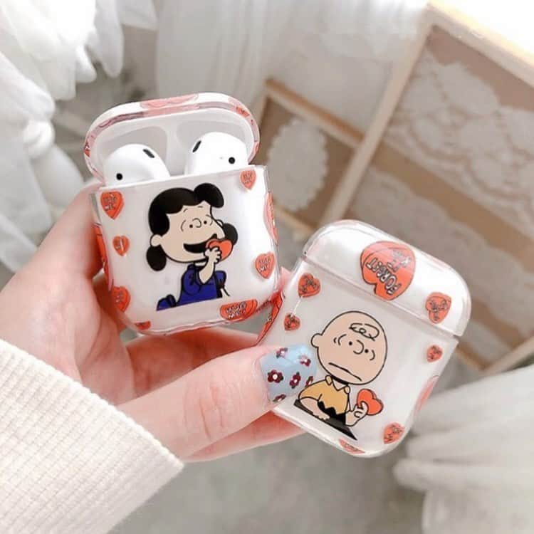 ハルハルさんのインスタグラム写真 - (ハルハルInstagram)「日本でも売って欲しい😭💕韓国のAirPodsケースがまた進化した！！！ ﻿ ﻿ ﻿ あんにょんー！ハルハルのayuです🍠﻿ ﻿ ハルスタでも何回か取り上げてるけど、韓国ってほんとAirPodsケースの種類が豊富でかわいいですよね♡♡♡ ﻿ ﻿ 以前はシリコンケースが主流でしたが、最近では夏に向けてクリアのAirPodsケースがキテるそう( ¨̮ )💞 ﻿ ﻿ スヌーピーも韓国でまだまだブーム中なのでこの組み合わせは一気に韓国っぽ🍒ってなれちゃうアイテムなんです！﻿ ﻿ 日本からは、今回お写真をお借りした@menew_shop さんから簡単に買えちゃうみたいなので要チェックですー🧚‍♀️🧚‍♀️🌸 ﻿ ﻿ 私も欲しい…！！！！♡ ﻿ ﻿ ﻿ ﻿ -------------------------------------------﻿﻿﻿﻿﻿﻿﻿﻿﻿﻿﻿ ﻿ ﻿ 今回の可愛いお写真は、﻿ 以下の方からお借りしています♡﻿ ﻿ Thanks for…﻿﻿﻿﻿﻿﻿﻿ @menew_shopさま﻿ @ebichu_sz님﻿ @_ayagram_さま﻿ ﻿ ハルスタ やハルハルをタグ付けしていただくと、﻿﻿﻿﻿ ハルハルの記事やInstagramに投稿させていただく場合がございます💕﻿ 하루스타 #하루하루 를 태그 하시면﻿﻿﻿﻿ 하루하루의 기사와 인스타그램에서 사용할 가능성이 있습니다💕﻿﻿ ﻿ -------------------------------------------﻿﻿﻿﻿﻿﻿﻿﻿﻿﻿﻿ ﻿ ﻿ ﻿ ﻿ ﻿ ﻿ ﻿ ﻿ #🇰🇷#🎧#韓国#スマホケース#韓国情報#AirPods#スヌーピー#apple#snoopy#wirelesscharging#에어팟케이스#韓国好きな人と繋がりたい#AirPodscase#AirPodsケース#エアポッズケース#イヤホン#appleproducts#seoul#CharlieBrown#shotoniphone#イヤホンケース#스누피#チャーリーブラウン#찰리브라운#韓国雑貨#applefan#雑貨」6月20日 17時51分 - haruharu_furyu