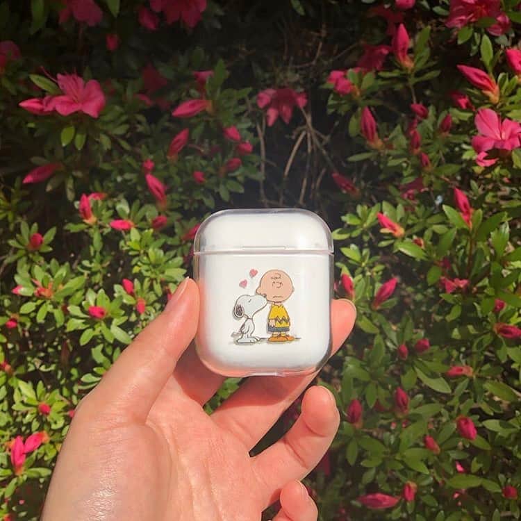 ハルハルさんのインスタグラム写真 - (ハルハルInstagram)「日本でも売って欲しい😭💕韓国のAirPodsケースがまた進化した！！！ ﻿ ﻿ ﻿ あんにょんー！ハルハルのayuです🍠﻿ ﻿ ハルスタでも何回か取り上げてるけど、韓国ってほんとAirPodsケースの種類が豊富でかわいいですよね♡♡♡ ﻿ ﻿ 以前はシリコンケースが主流でしたが、最近では夏に向けてクリアのAirPodsケースがキテるそう( ¨̮ )💞 ﻿ ﻿ スヌーピーも韓国でまだまだブーム中なのでこの組み合わせは一気に韓国っぽ🍒ってなれちゃうアイテムなんです！﻿ ﻿ 日本からは、今回お写真をお借りした@menew_shop さんから簡単に買えちゃうみたいなので要チェックですー🧚‍♀️🧚‍♀️🌸 ﻿ ﻿ 私も欲しい…！！！！♡ ﻿ ﻿ ﻿ ﻿ -------------------------------------------﻿﻿﻿﻿﻿﻿﻿﻿﻿﻿﻿ ﻿ ﻿ 今回の可愛いお写真は、﻿ 以下の方からお借りしています♡﻿ ﻿ Thanks for…﻿﻿﻿﻿﻿﻿﻿ @menew_shopさま﻿ @ebichu_sz님﻿ @_ayagram_さま﻿ ﻿ ハルスタ やハルハルをタグ付けしていただくと、﻿﻿﻿﻿ ハルハルの記事やInstagramに投稿させていただく場合がございます💕﻿ 하루스타 #하루하루 를 태그 하시면﻿﻿﻿﻿ 하루하루의 기사와 인스타그램에서 사용할 가능성이 있습니다💕﻿﻿ ﻿ -------------------------------------------﻿﻿﻿﻿﻿﻿﻿﻿﻿﻿﻿ ﻿ ﻿ ﻿ ﻿ ﻿ ﻿ ﻿ ﻿ #🇰🇷#🎧#韓国#スマホケース#韓国情報#AirPods#スヌーピー#apple#snoopy#wirelesscharging#에어팟케이스#韓国好きな人と繋がりたい#AirPodscase#AirPodsケース#エアポッズケース#イヤホン#appleproducts#seoul#CharlieBrown#shotoniphone#イヤホンケース#스누피#チャーリーブラウン#찰리브라운#韓国雑貨#applefan#雑貨」6月20日 17時51分 - haruharu_furyu