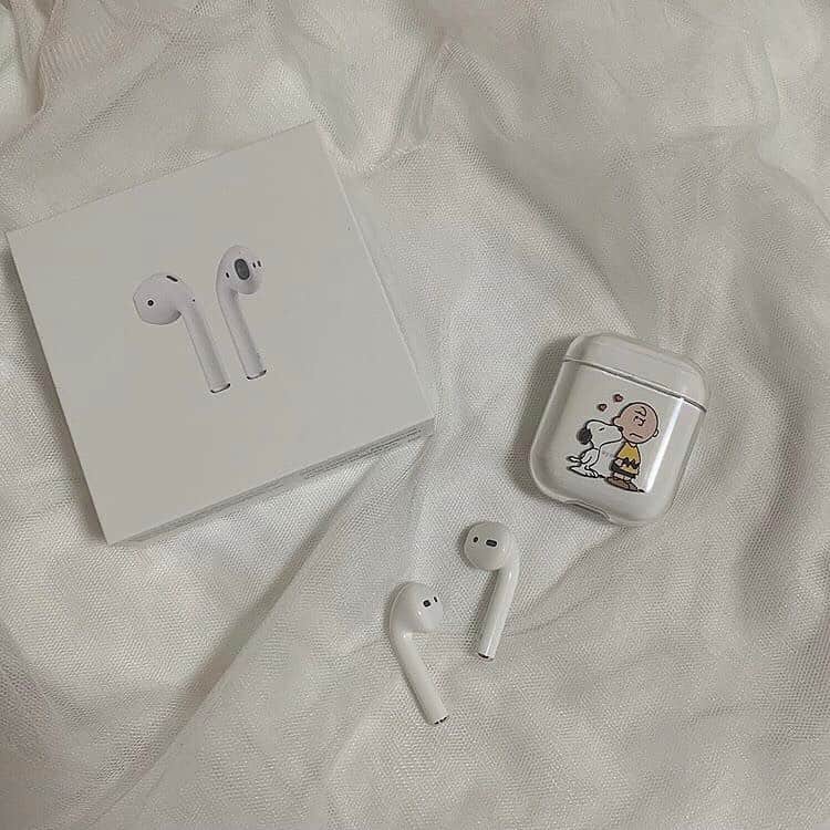 ハルハルさんのインスタグラム写真 - (ハルハルInstagram)「日本でも売って欲しい😭💕韓国のAirPodsケースがまた進化した！！！ ﻿ ﻿ ﻿ あんにょんー！ハルハルのayuです🍠﻿ ﻿ ハルスタでも何回か取り上げてるけど、韓国ってほんとAirPodsケースの種類が豊富でかわいいですよね♡♡♡ ﻿ ﻿ 以前はシリコンケースが主流でしたが、最近では夏に向けてクリアのAirPodsケースがキテるそう( ¨̮ )💞 ﻿ ﻿ スヌーピーも韓国でまだまだブーム中なのでこの組み合わせは一気に韓国っぽ🍒ってなれちゃうアイテムなんです！﻿ ﻿ 日本からは、今回お写真をお借りした@menew_shop さんから簡単に買えちゃうみたいなので要チェックですー🧚‍♀️🧚‍♀️🌸 ﻿ ﻿ 私も欲しい…！！！！♡ ﻿ ﻿ ﻿ ﻿ -------------------------------------------﻿﻿﻿﻿﻿﻿﻿﻿﻿﻿﻿ ﻿ ﻿ 今回の可愛いお写真は、﻿ 以下の方からお借りしています♡﻿ ﻿ Thanks for…﻿﻿﻿﻿﻿﻿﻿ @menew_shopさま﻿ @ebichu_sz님﻿ @_ayagram_さま﻿ ﻿ ハルスタ やハルハルをタグ付けしていただくと、﻿﻿﻿﻿ ハルハルの記事やInstagramに投稿させていただく場合がございます💕﻿ 하루스타 #하루하루 를 태그 하시면﻿﻿﻿﻿ 하루하루의 기사와 인스타그램에서 사용할 가능성이 있습니다💕﻿﻿ ﻿ -------------------------------------------﻿﻿﻿﻿﻿﻿﻿﻿﻿﻿﻿ ﻿ ﻿ ﻿ ﻿ ﻿ ﻿ ﻿ ﻿ #🇰🇷#🎧#韓国#スマホケース#韓国情報#AirPods#スヌーピー#apple#snoopy#wirelesscharging#에어팟케이스#韓国好きな人と繋がりたい#AirPodscase#AirPodsケース#エアポッズケース#イヤホン#appleproducts#seoul#CharlieBrown#shotoniphone#イヤホンケース#스누피#チャーリーブラウン#찰리브라운#韓国雑貨#applefan#雑貨」6月20日 17時51分 - haruharu_furyu