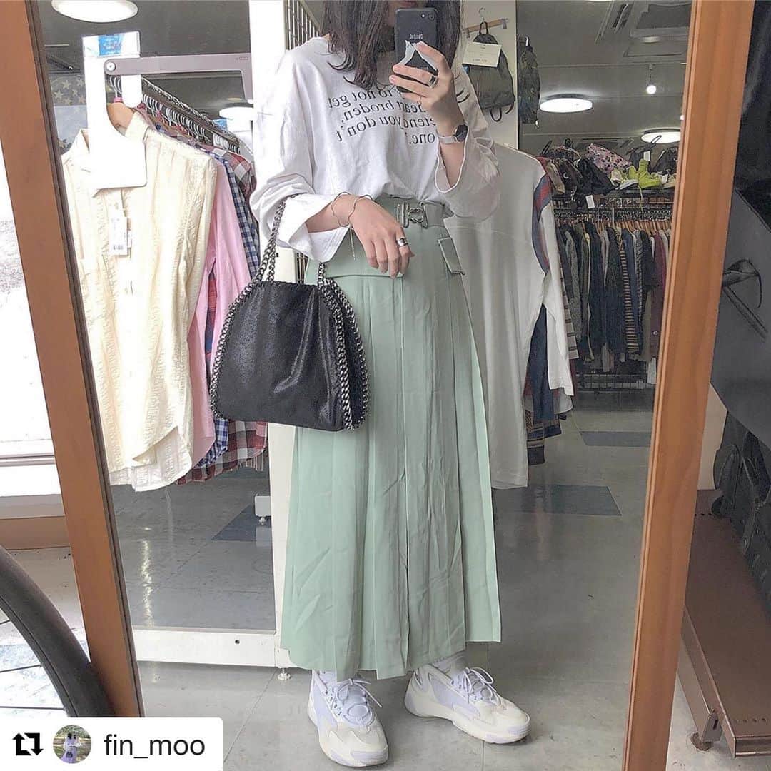 のインスタグラム：「#Repost @fin_moo with @get_repost ・・・ ﻿ ベージュもだけど﻿ くすみブルーとか﻿ ミントグリーンみたいな﻿ 薄いカラーも集めがち🦖🦕﻿ ﻿ ﻿ ﻿ ﻿ #プリーツスカート  #ミントグリーン  #韓国ファッション  #チェーンバッグ  #ダッドスニーカー  #ロンt #ロゴt  #koreanfashion  #pleatsskirt  #nikezoom2k  #chainbag  #rili_tokyo  #ponte_fashion」
