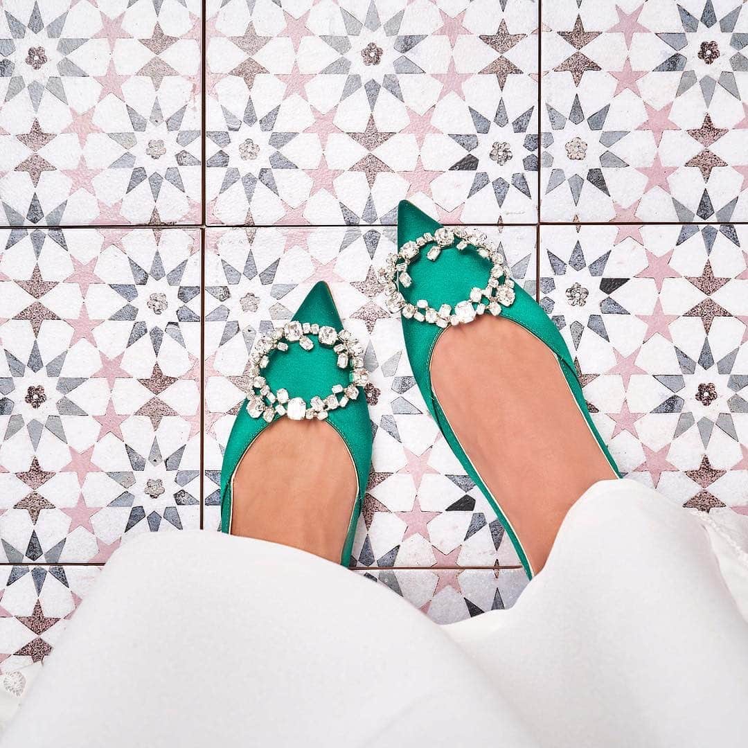 ルパートサンダーソンのインスタグラム：「Twinkle toes | Misty slingbacks with our shattered crystal pebble | #Regram @levelshoes | #GreenShoes #Slingbacks #MidHeels #SatinShoes」