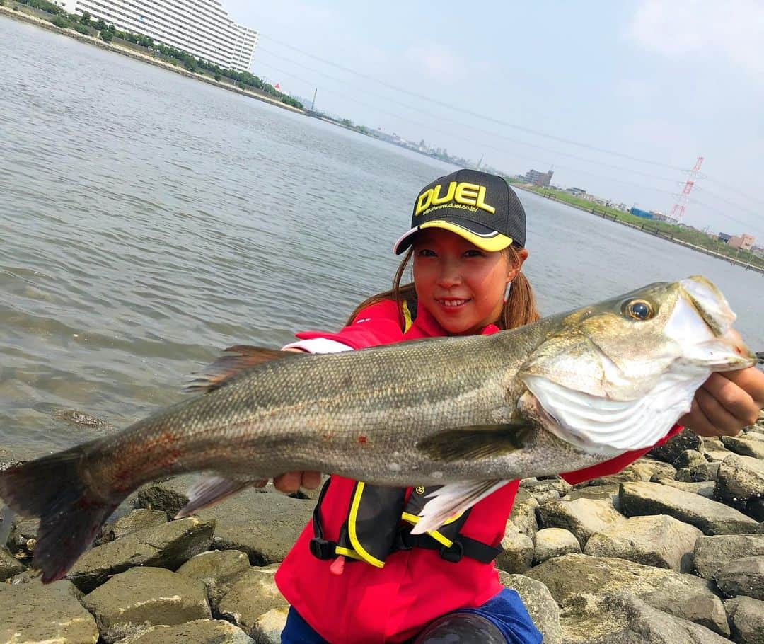 あさいあみさんのインスタグラム写真 - (あさいあみInstagram)「荻野さんと東京湾でシーバスオカッパリ🎣 荻野さんも私もデッカーーイ🎣シーバスキャッチしました✌️😚😚😚 嬉しい❣️❣️🍻サイズ❣️❣️❣️❣️ シーバス人生で初めて釣りました🎣やっぱりルアーフィッシング最高に楽しい💖💖💁‍♀️ 楽しすぎて嬉し過ぎて笑顔満点だわ💯💯💯💯 ハードコア ソリッドバイブ 最強ですよ〜🎣 荻野さんのシーバスオカッパリテクニックは #イージーフィッシング  O.Aをお楽しみにっ！😘😘😘 #あさいあみ #荻野貴生 #シーバス #シーバス釣り #シーバスルアー  #おかっぱり #陸っぱり #釣りガール #釣り #釣り女子 #釣り初心者 #fishinggirls #DUEL #デュエル　#釣りキチあみ平」6月20日 18時00分 - asai_ami